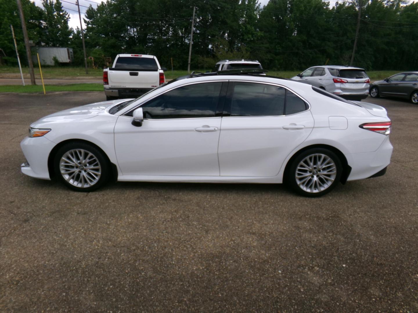 2018 White /Tan Toyota Camry XLE (4T1B11HK8JU) with an 2.5L L4 DOHC 16V engine, 8- speed automatic transmission, located at 400 First NW, Bearden, AR, 71720, (870) 687-3414, 0.000000, 0.000000- Photo#1
