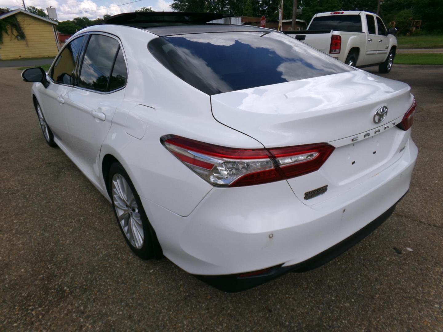 2018 White /Tan Toyota Camry XLE (4T1B11HK8JU) with an 2.5L L4 DOHC 16V engine, 8- speed automatic transmission, located at 400 First NW, Bearden, AR, 71720, (870) 687-3414, 0.000000, 0.000000- Photo#2
