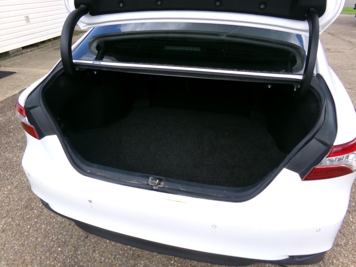 2018 White /Tan Toyota Camry XLE (4T1B11HK8JU) with an 2.5L L4 DOHC 16V engine, 8- speed automatic transmission, located at 400 First NW, Bearden, AR, 71720, (870) 687-3414, 0.000000, 0.000000- Photo#3
