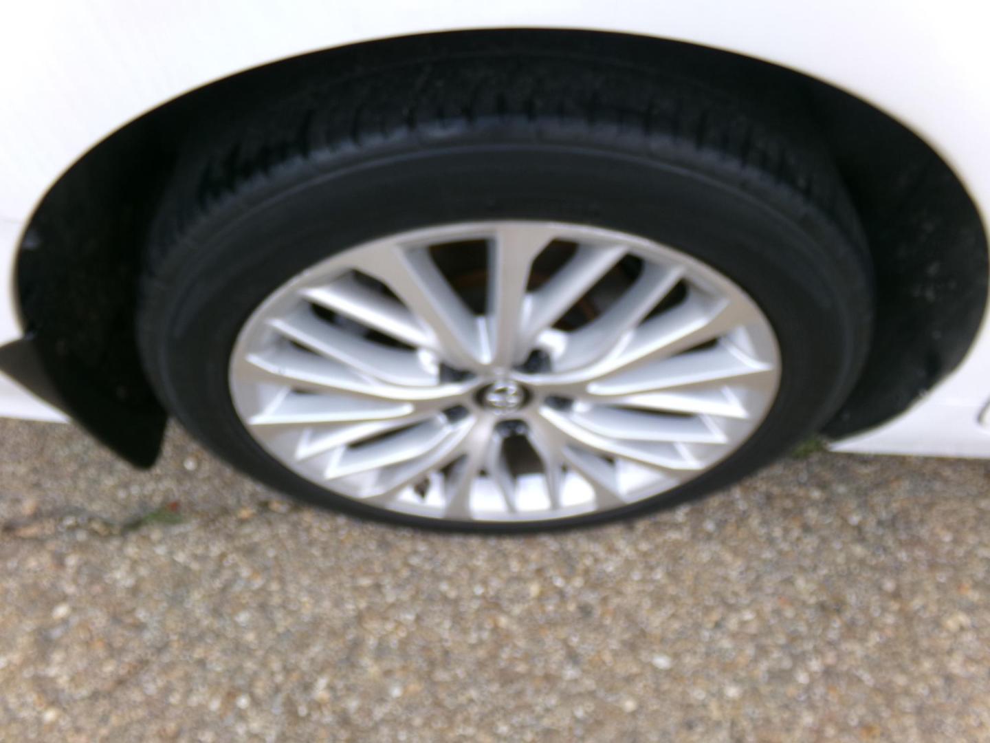 2018 White /Tan Toyota Camry XLE (4T1B11HK8JU) with an 2.5L L4 DOHC 16V engine, 8- speed automatic transmission, located at 400 First NW, Bearden, AR, 71720, (870) 687-3414, 0.000000, 0.000000- Photo#4