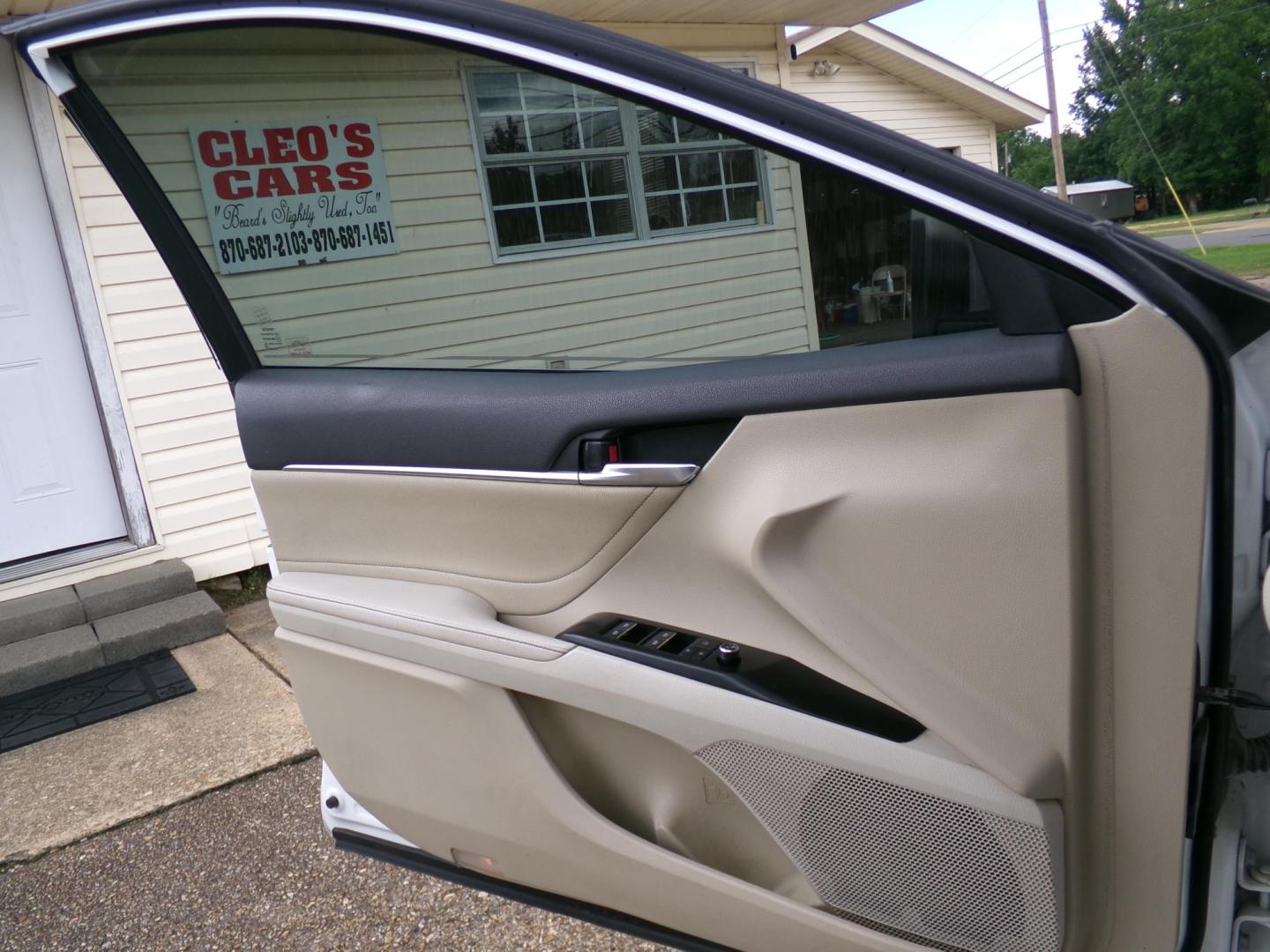 2018 White /Tan Toyota Camry XLE (4T1B11HK8JU) with an 2.5L L4 DOHC 16V engine, 8- speed automatic transmission, located at 400 First NW, Bearden, AR, 71720, (870) 687-3414, 0.000000, 0.000000- Photo#5