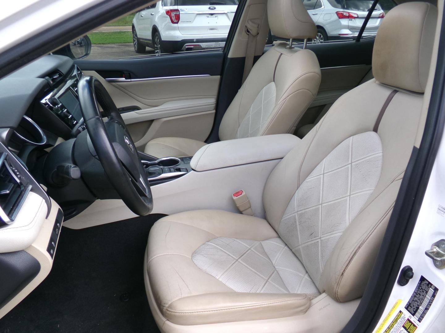2018 White /Tan Toyota Camry XLE (4T1B11HK8JU) with an 2.5L L4 DOHC 16V engine, 8- speed automatic transmission, located at 400 First NW, Bearden, AR, 71720, (870) 687-3414, 0.000000, 0.000000- Photo#6