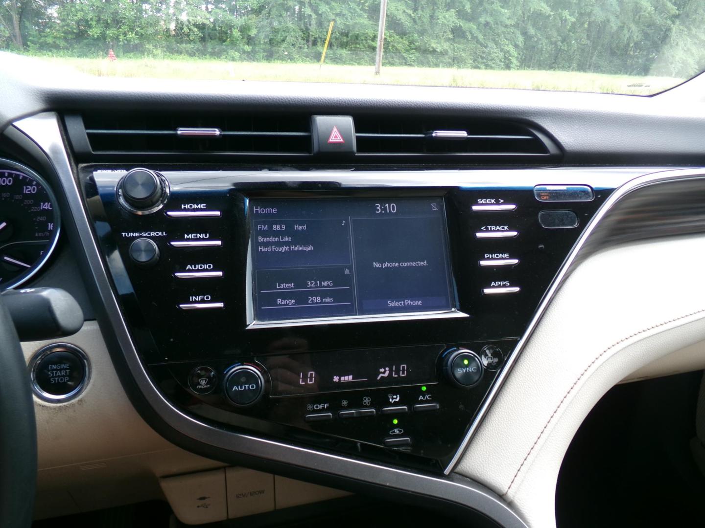 2018 White /Tan Toyota Camry XLE (4T1B11HK8JU) with an 2.5L L4 DOHC 16V engine, 8- speed automatic transmission, located at 400 First NW, Bearden, AR, 71720, (870) 687-3414, 0.000000, 0.000000- Photo#9