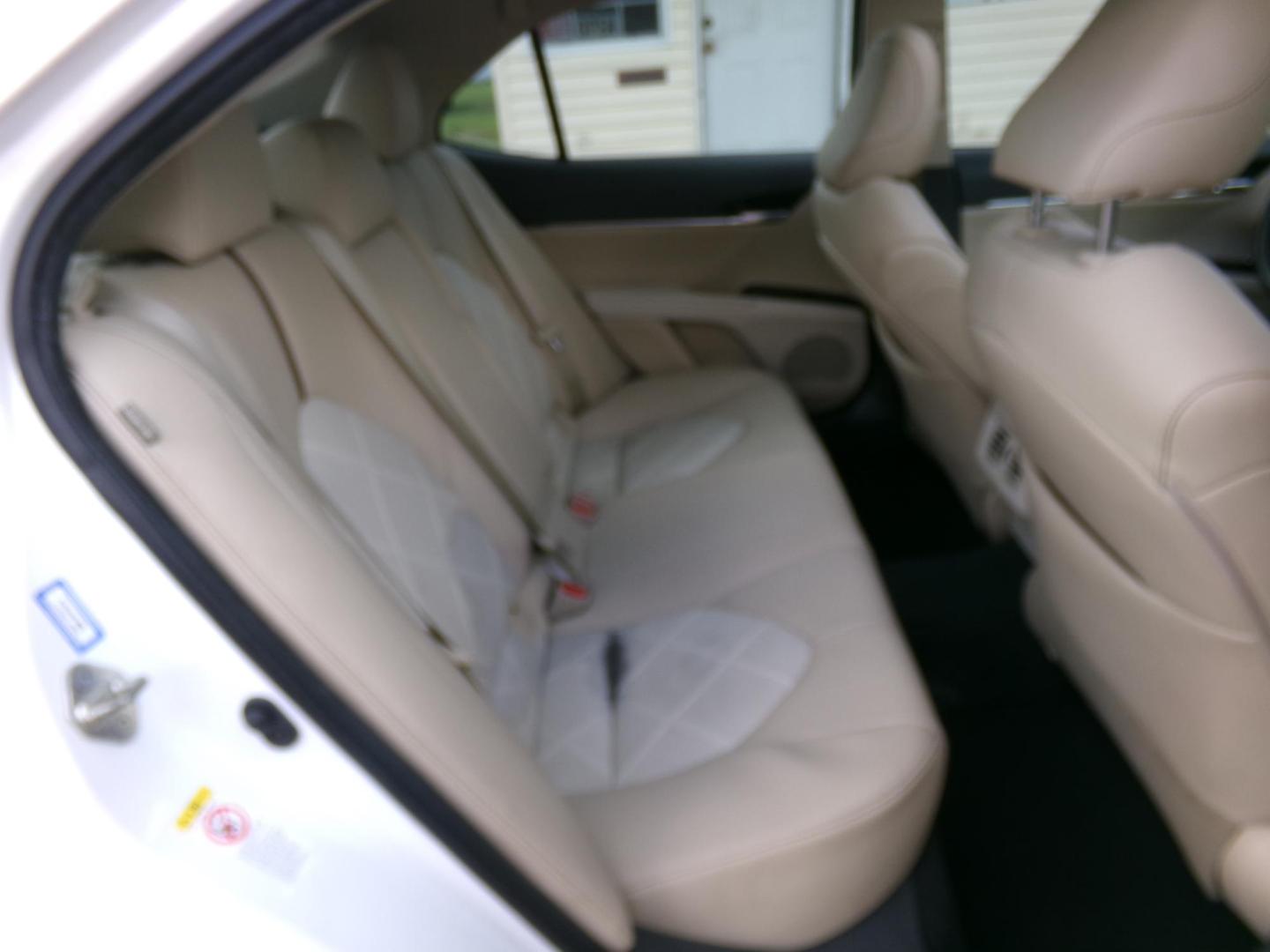 2018 White /Tan Toyota Camry XLE (4T1B11HK8JU) with an 2.5L L4 DOHC 16V engine, 8- speed automatic transmission, located at 400 First NW, Bearden, AR, 71720, (870) 687-3414, 0.000000, 0.000000- Photo#21