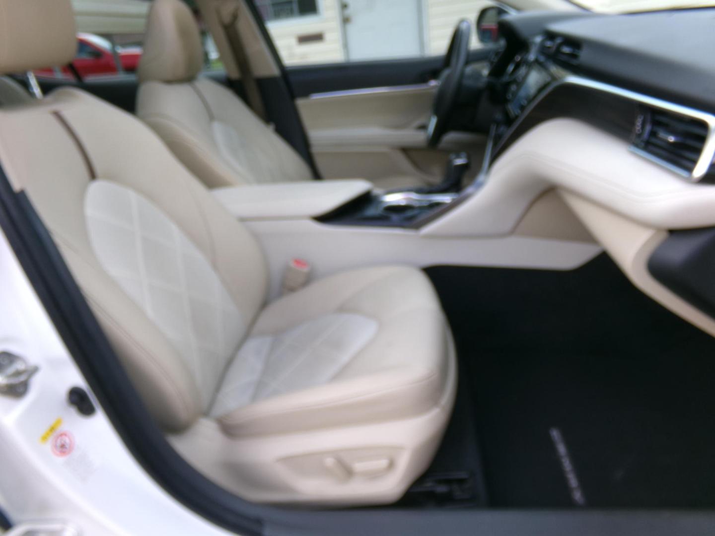 2018 White /Tan Toyota Camry XLE (4T1B11HK8JU) with an 2.5L L4 DOHC 16V engine, 8- speed automatic transmission, located at 400 First NW, Bearden, AR, 71720, (870) 687-3414, 0.000000, 0.000000- Photo#22
