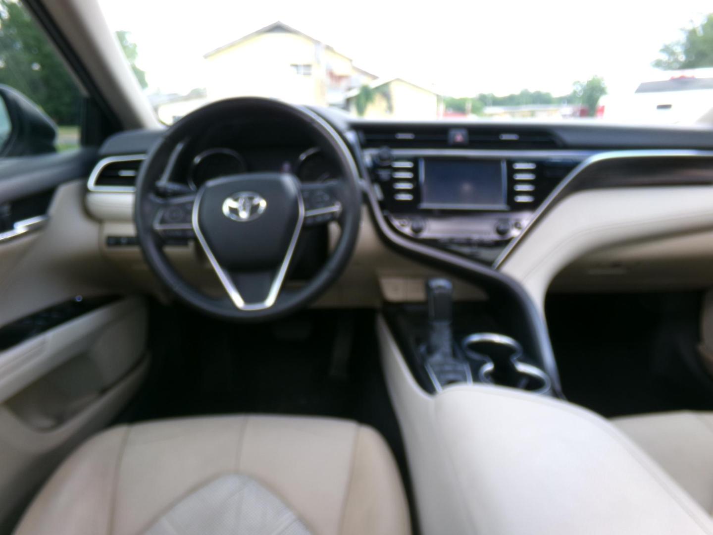 2018 White /Tan Toyota Camry XLE (4T1B11HK8JU) with an 2.5L L4 DOHC 16V engine, 8- speed automatic transmission, located at 400 First NW, Bearden, AR, 71720, (870) 687-3414, 0.000000, 0.000000- Photo#24