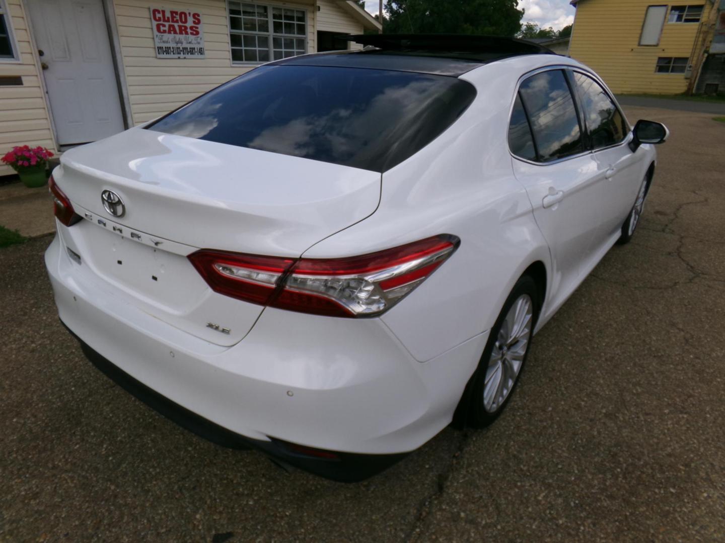 2018 White /Tan Toyota Camry XLE (4T1B11HK8JU) with an 2.5L L4 DOHC 16V engine, 8- speed automatic transmission, located at 400 First NW, Bearden, AR, 71720, (870) 687-3414, 0.000000, 0.000000- Photo#25