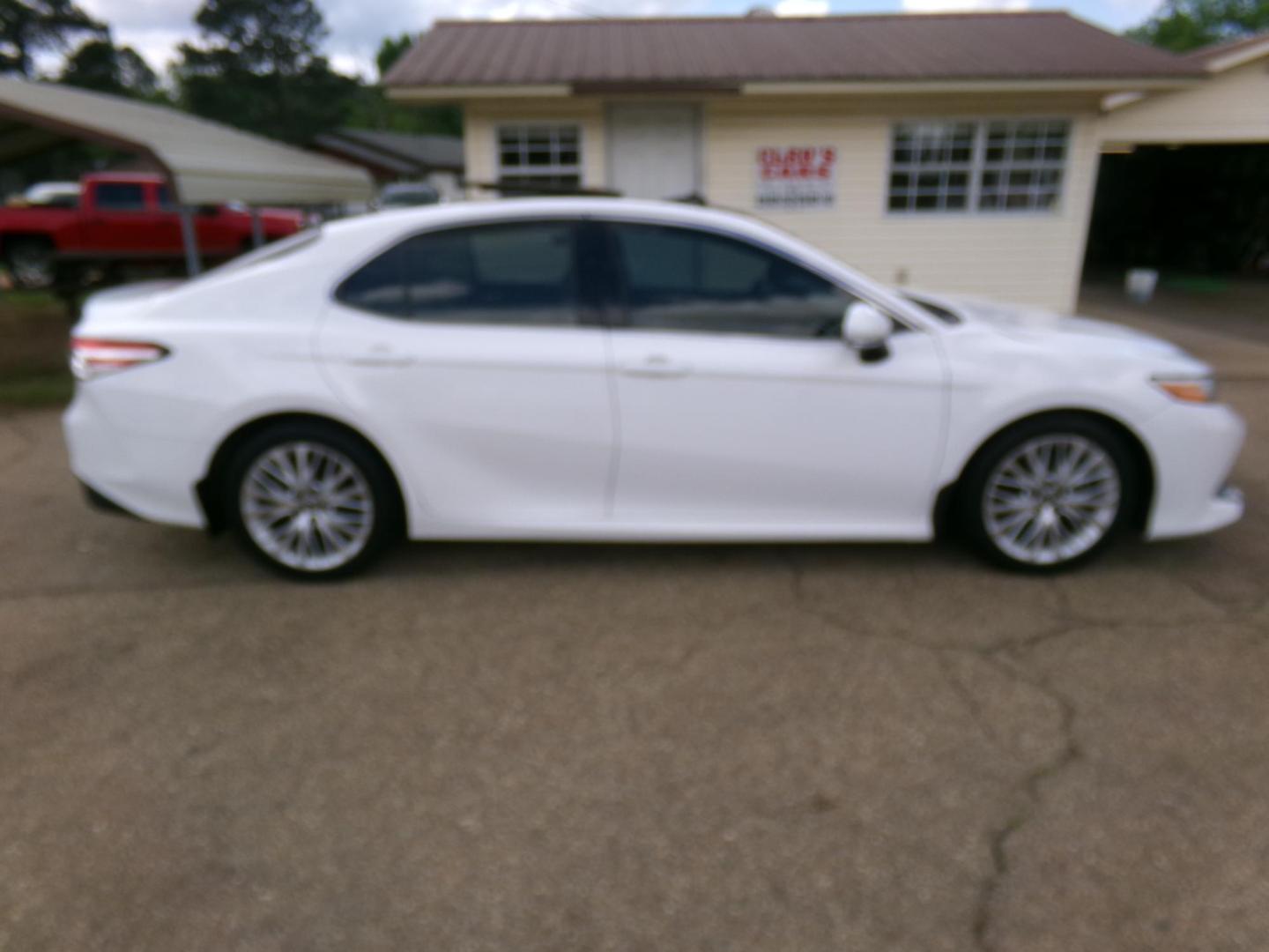 2018 White /Tan Toyota Camry XLE (4T1B11HK8JU) with an 2.5L L4 DOHC 16V engine, 8- speed automatic transmission, located at 400 First NW, Bearden, AR, 71720, (870) 687-3414, 0.000000, 0.000000- Photo#26