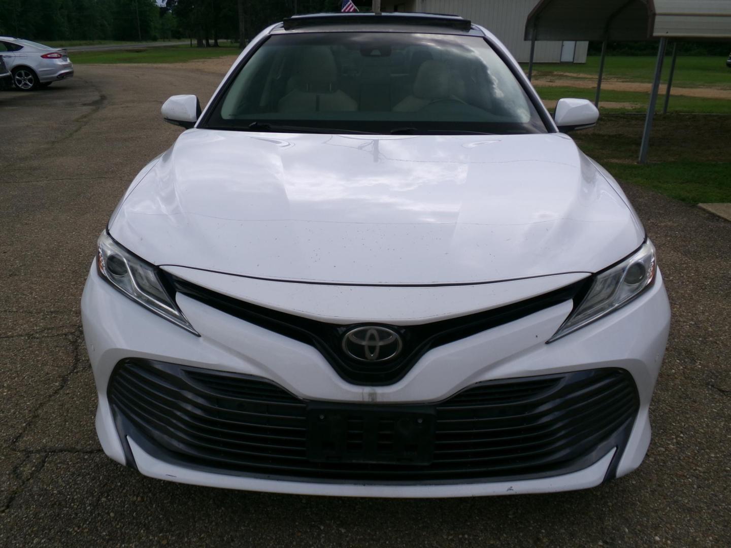 2018 White /Tan Toyota Camry XLE (4T1B11HK8JU) with an 2.5L L4 DOHC 16V engine, 8- speed automatic transmission, located at 400 First NW, Bearden, AR, 71720, (870) 687-3414, 0.000000, 0.000000- Photo#27