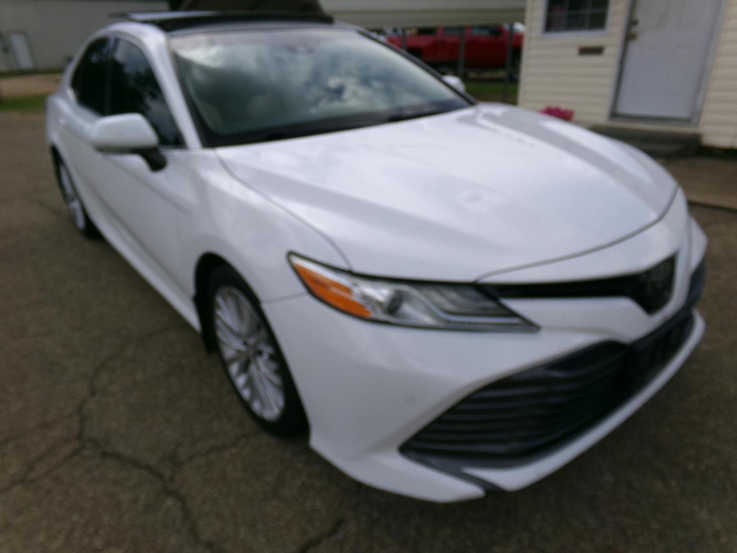 2018 White /Tan Toyota Camry XLE (4T1B11HK8JU) with an 2.5L L4 DOHC 16V engine, 8- speed automatic transmission, located at 400 First NW, Bearden, AR, 71720, (870) 687-3414, 0.000000, 0.000000- Photo#28