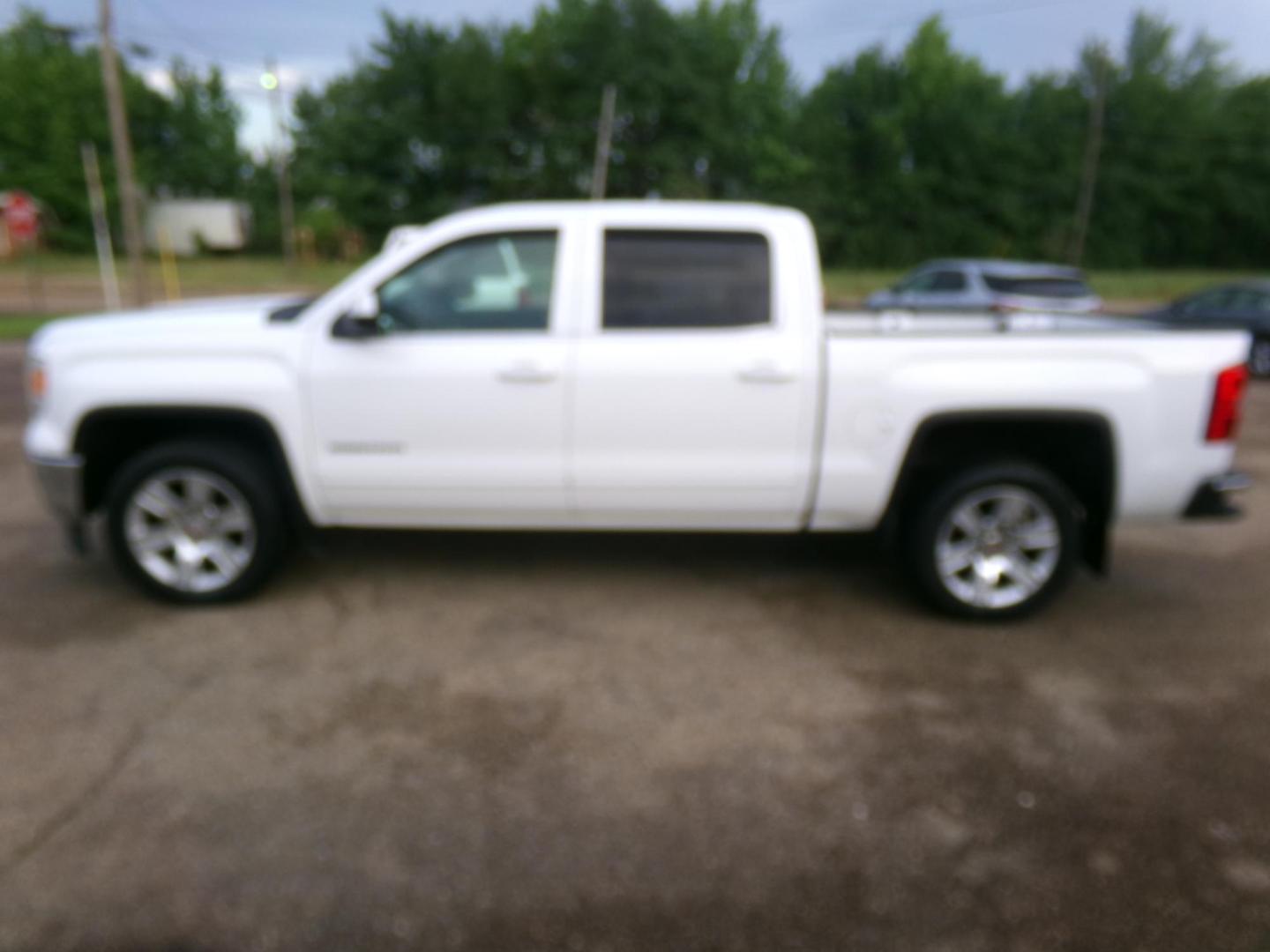 2015 White /Gray GMC Sierra 1500 SLE Crew Cab Long Box 2WD (3GTP1UEC1FG) with an 5.3L V8 OHV 16V engine, 6-Speed Automatic transmission, located at 400 First NW, Bearden, AR, 71720, (870) 687-3414, 0.000000, 0.000000- Photo#1