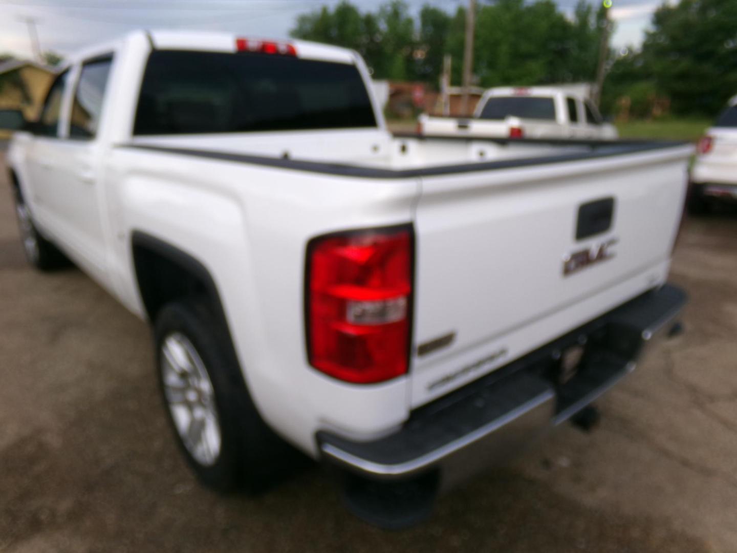2015 White /Gray GMC Sierra 1500 SLE Crew Cab Long Box 2WD (3GTP1UEC1FG) with an 5.3L V8 OHV 16V engine, 6-Speed Automatic transmission, located at 400 First NW, Bearden, AR, 71720, (870) 687-3414, 0.000000, 0.000000- Photo#2