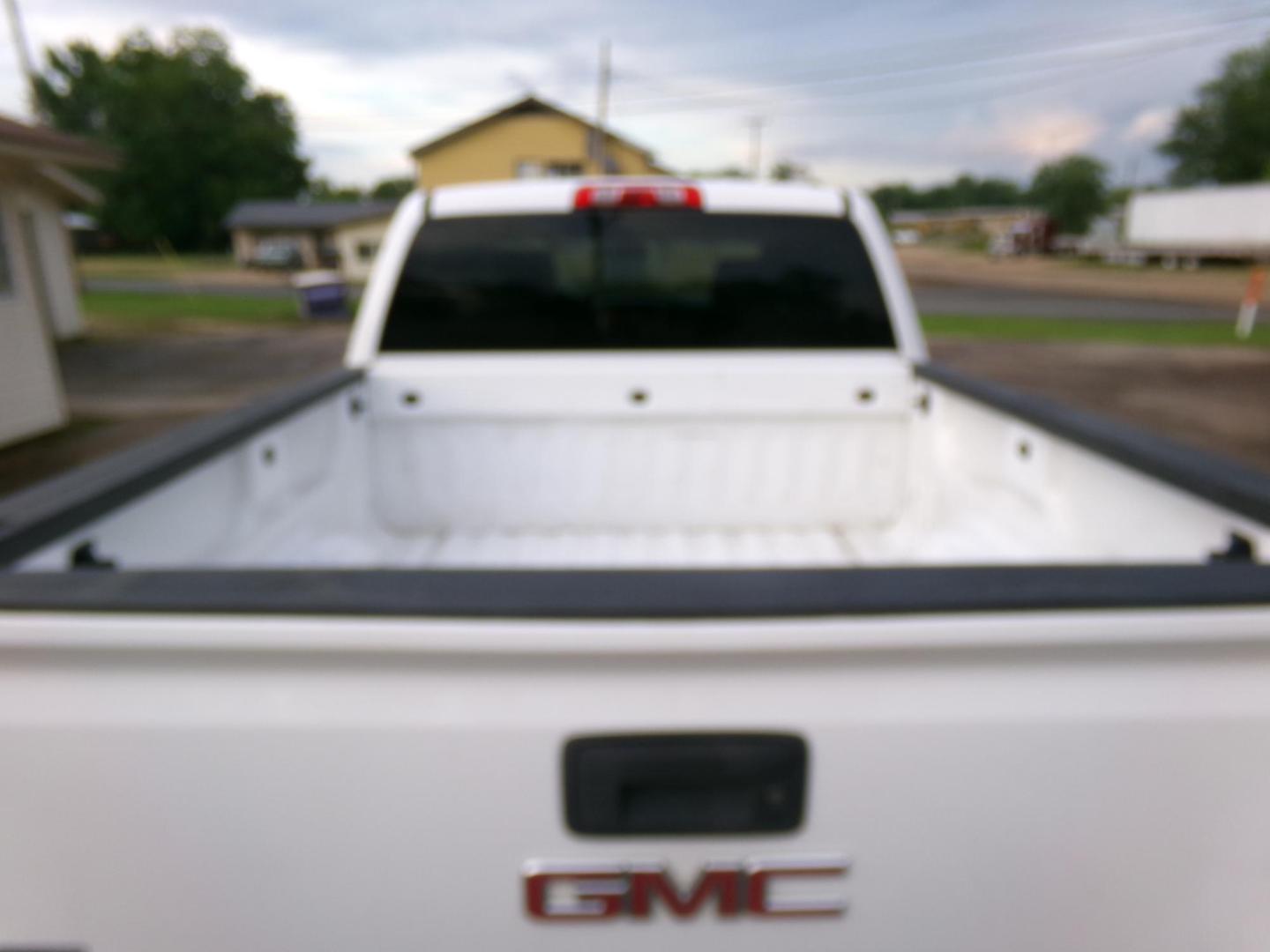 2015 White /Gray GMC Sierra 1500 SLE Crew Cab Long Box 2WD (3GTP1UEC1FG) with an 5.3L V8 OHV 16V engine, 6-Speed Automatic transmission, located at 400 First NW, Bearden, AR, 71720, (870) 687-3414, 0.000000, 0.000000- Photo#4