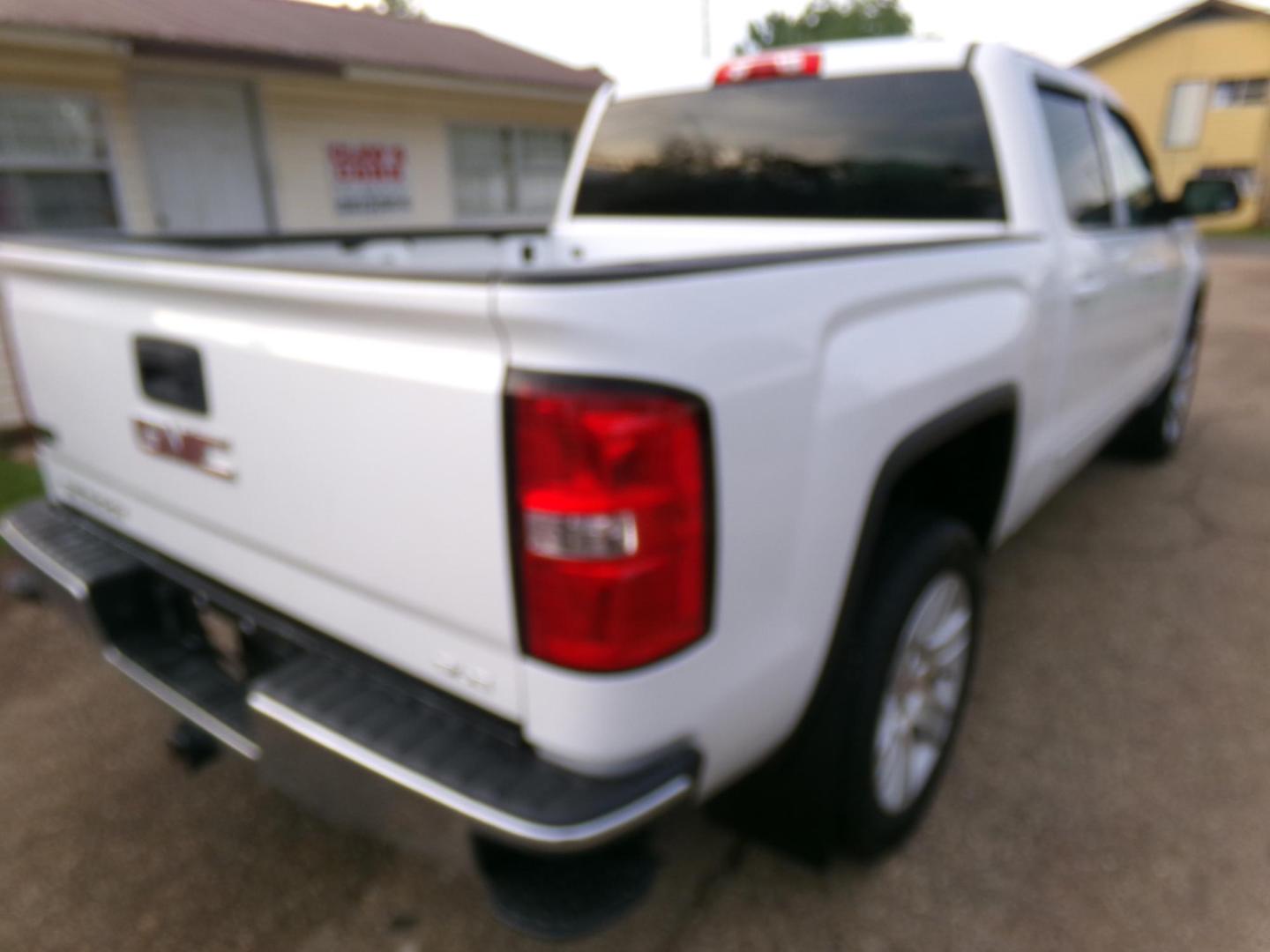 2015 White /Gray GMC Sierra 1500 SLE Crew Cab Long Box 2WD (3GTP1UEC1FG) with an 5.3L V8 OHV 16V engine, 6-Speed Automatic transmission, located at 400 First NW, Bearden, AR, 71720, (870) 687-3414, 0.000000, 0.000000- Photo#23