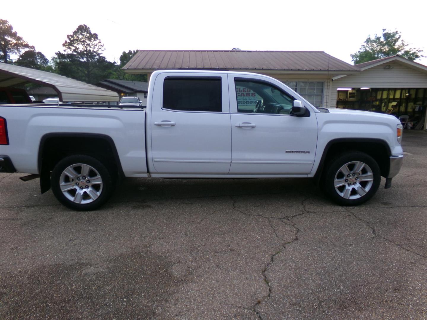2015 White /Gray GMC Sierra 1500 SLE Crew Cab Long Box 2WD (3GTP1UEC1FG) with an 5.3L V8 OHV 16V engine, 6-Speed Automatic transmission, located at 400 First NW, Bearden, AR, 71720, (870) 687-3414, 0.000000, 0.000000- Photo#24