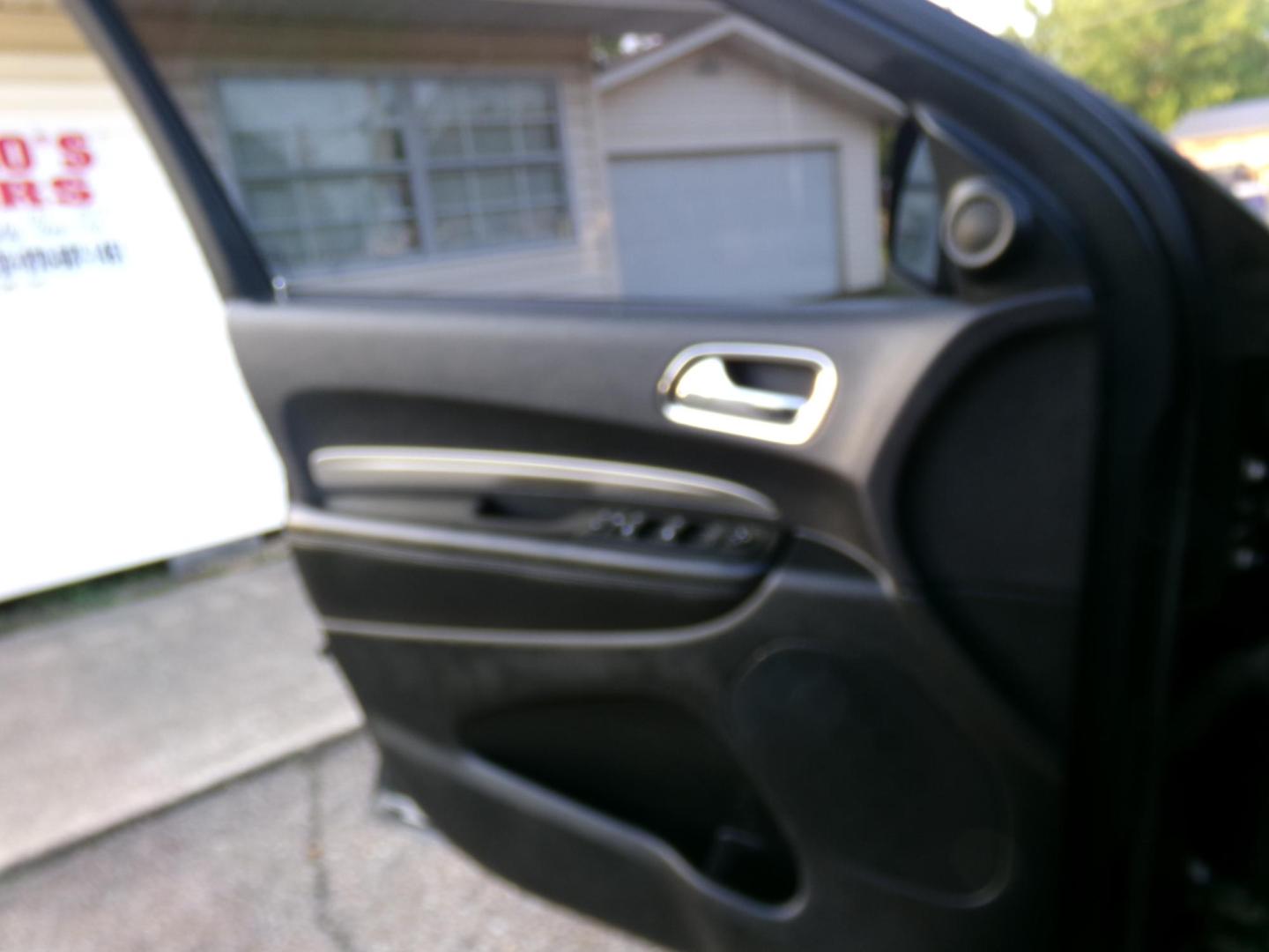 2015 Brilliant Black Pearl /Charcoal Dodge Durango SXT (1C4RDHAG3FC) with an 3.6L V6 DOHC 24V engine, 8-Speed Automatic transmission, located at 400 First NW, Bearden, AR, 71720, (870) 687-3414, 0.000000, 0.000000 - Photo#9