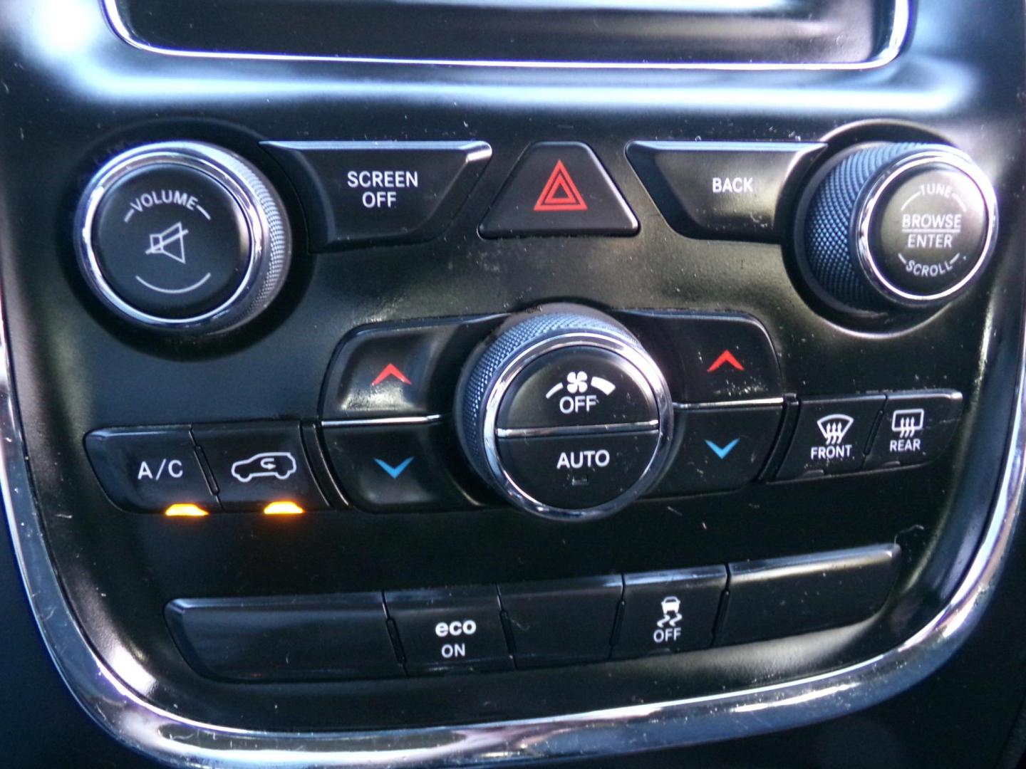 2015 Brilliant Black Pearl /Charcoal Dodge Durango SXT (1C4RDHAG3FC) with an 3.6L V6 DOHC 24V engine, 8-Speed Automatic transmission, located at 400 First NW, Bearden, AR, 71720, (870) 687-3414, 0.000000, 0.000000 - Photo#13