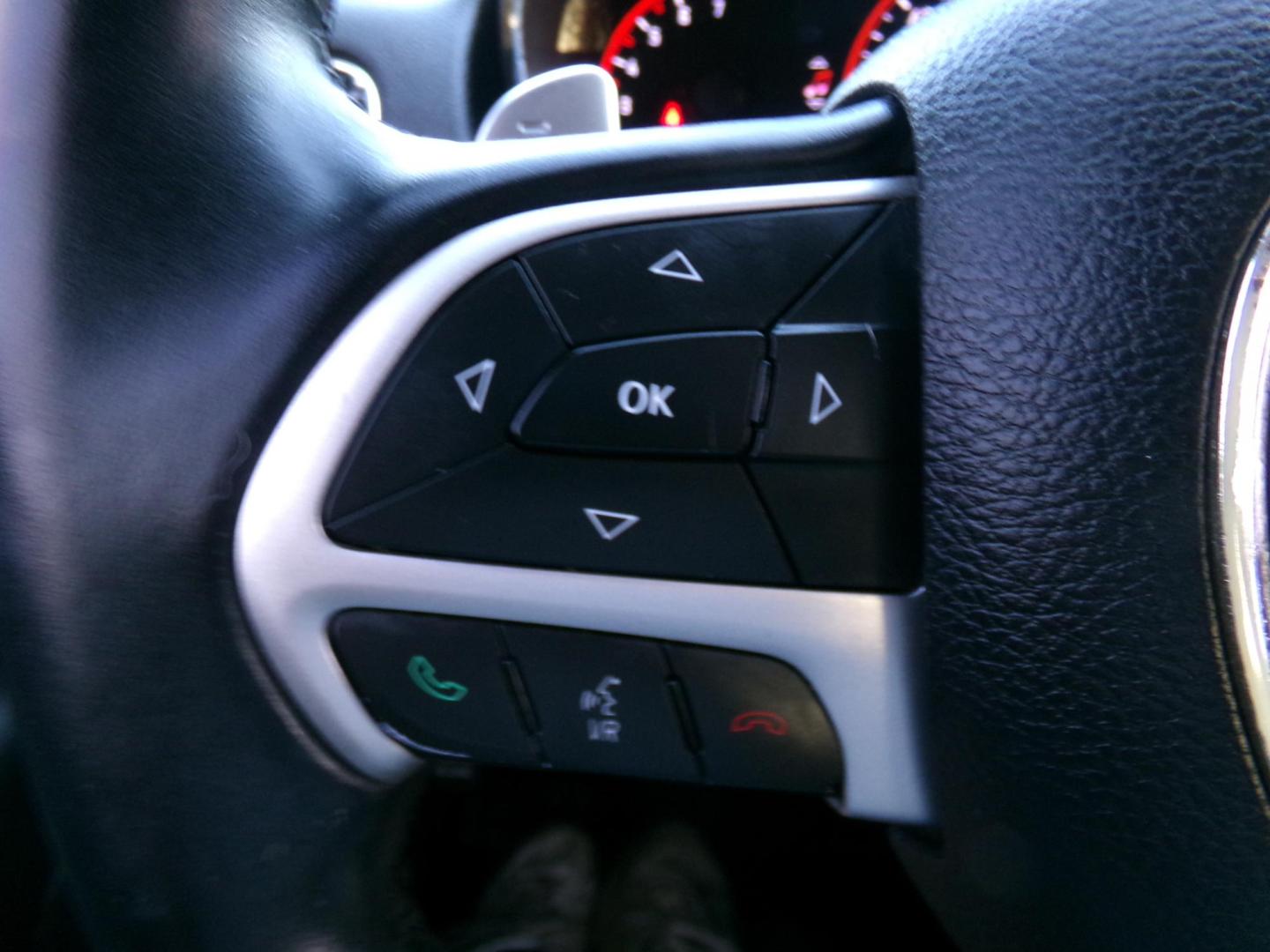 2015 Brilliant Black Pearl /Charcoal Dodge Durango SXT (1C4RDHAG3FC) with an 3.6L V6 DOHC 24V engine, 8-Speed Automatic transmission, located at 400 First NW, Bearden, AR, 71720, (870) 687-3414, 0.000000, 0.000000 - Photo#18