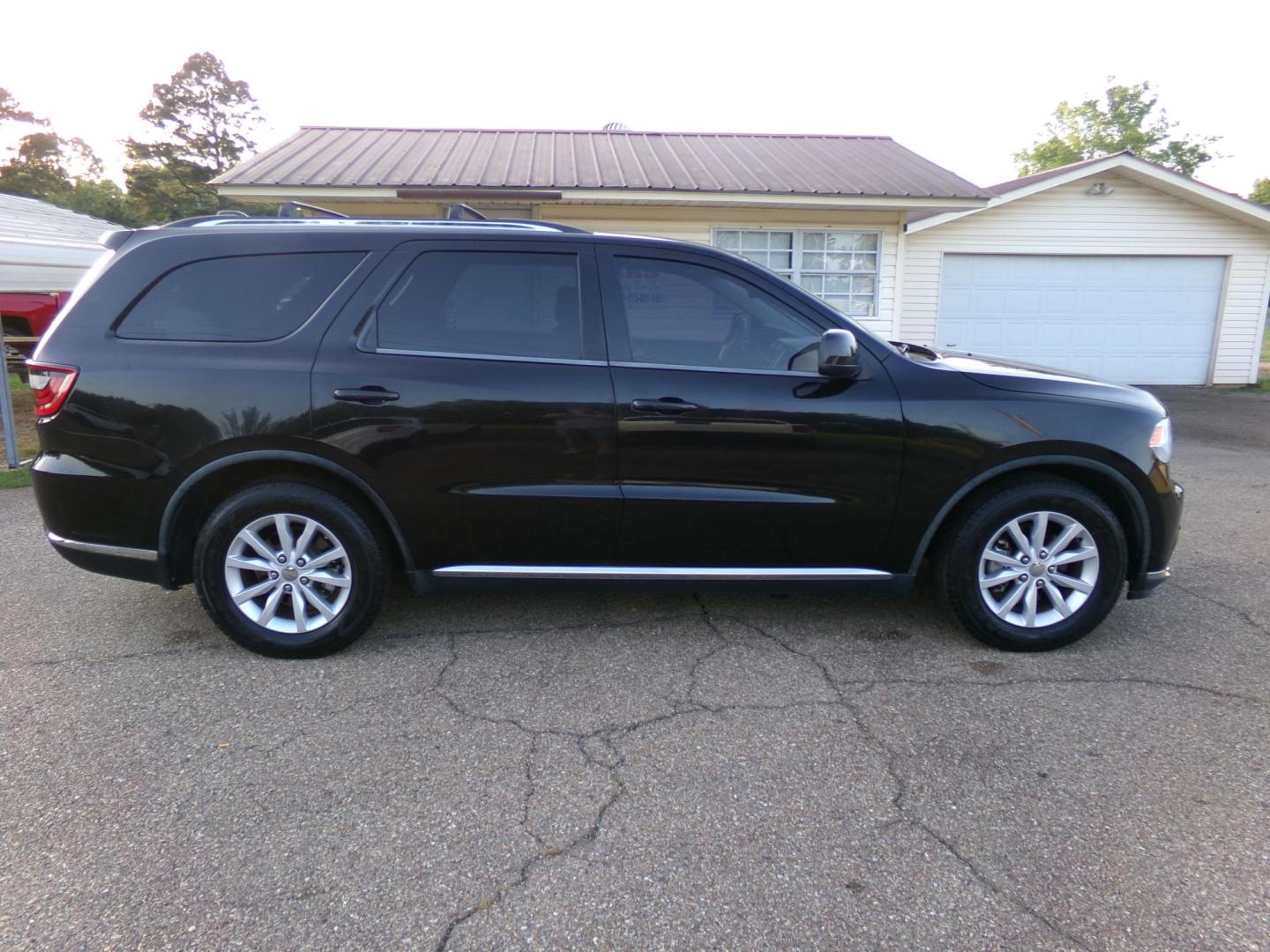 2015 Brilliant Black Pearl /Charcoal Dodge Durango SXT (1C4RDHAG3FC) with an 3.6L V6 DOHC 24V engine, 8-Speed Automatic transmission, located at 400 First NW, Bearden, AR, 71720, (870) 687-3414, 0.000000, 0.000000 - Photo#24