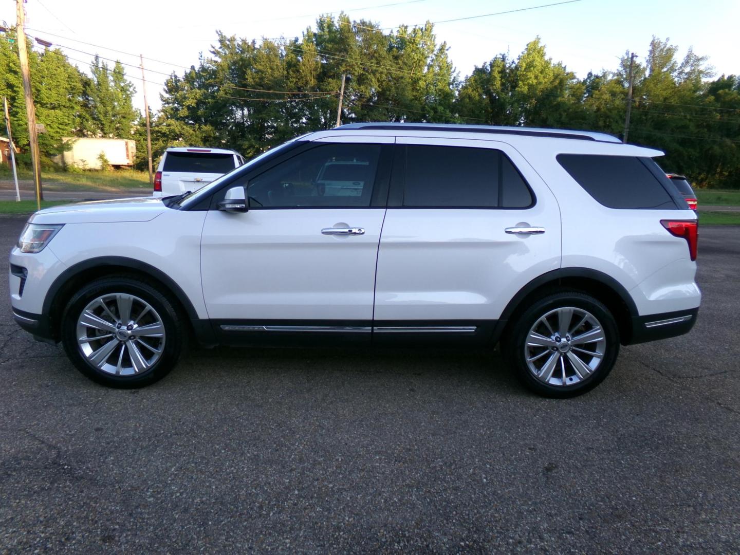 2019 White /Black Ford Explorer Limited FWD (1FM5K7FH5KG) with an 2.3L L4 DOHC 16V engine, 6A transmission, located at 400 First NW, Bearden, AR, 71720, (870) 687-3414, 0.000000, 0.000000 - Photo#1