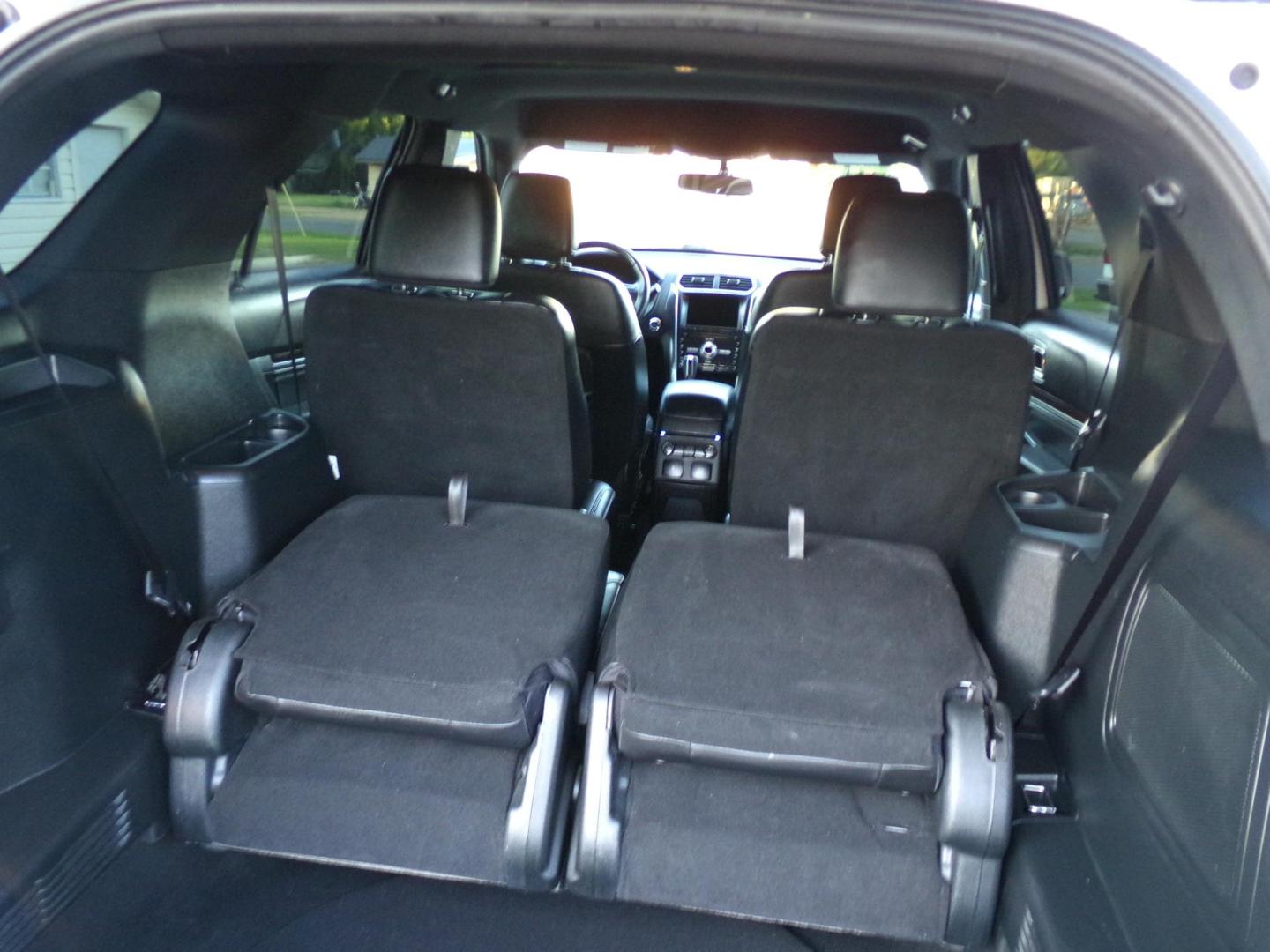 2019 White /Black Ford Explorer Limited FWD (1FM5K7FH5KG) with an 2.3L L4 DOHC 16V engine, 6A transmission, located at 400 First NW, Bearden, AR, 71720, (870) 687-3414, 0.000000, 0.000000 - Photo#5