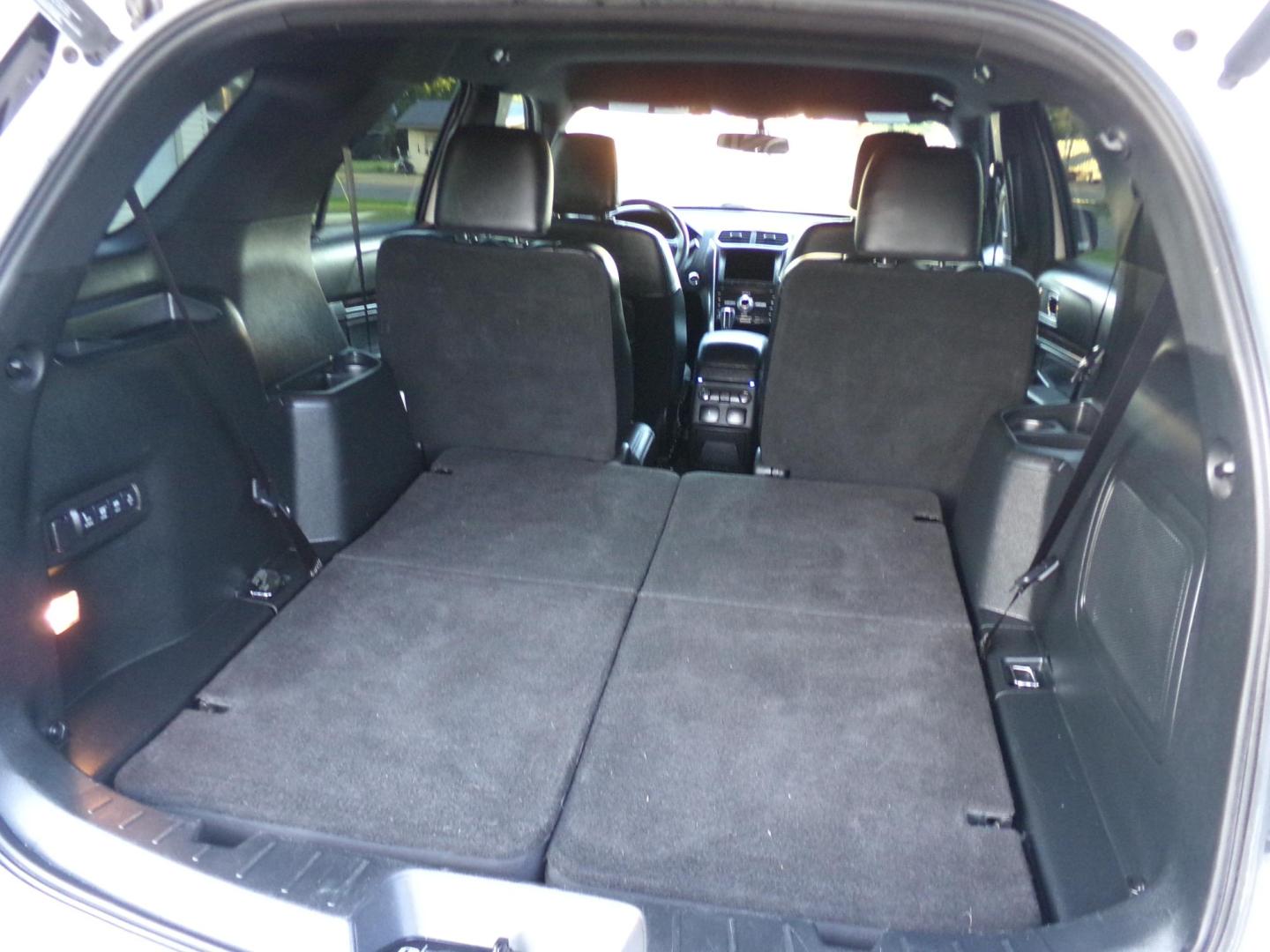 2019 White /Black Ford Explorer Limited FWD (1FM5K7FH5KG) with an 2.3L L4 DOHC 16V engine, 6A transmission, located at 400 First NW, Bearden, AR, 71720, (870) 687-3414, 0.000000, 0.000000 - Photo#6