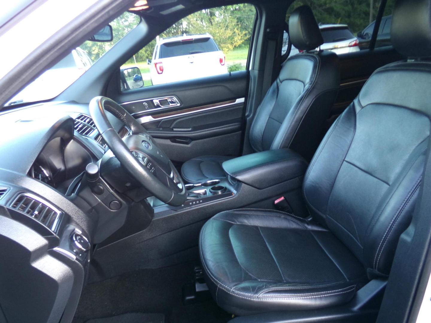 2019 White /Black Ford Explorer Limited FWD (1FM5K7FH5KG) with an 2.3L L4 DOHC 16V engine, 6A transmission, located at 400 First NW, Bearden, AR, 71720, (870) 687-3414, 0.000000, 0.000000 - Photo#11