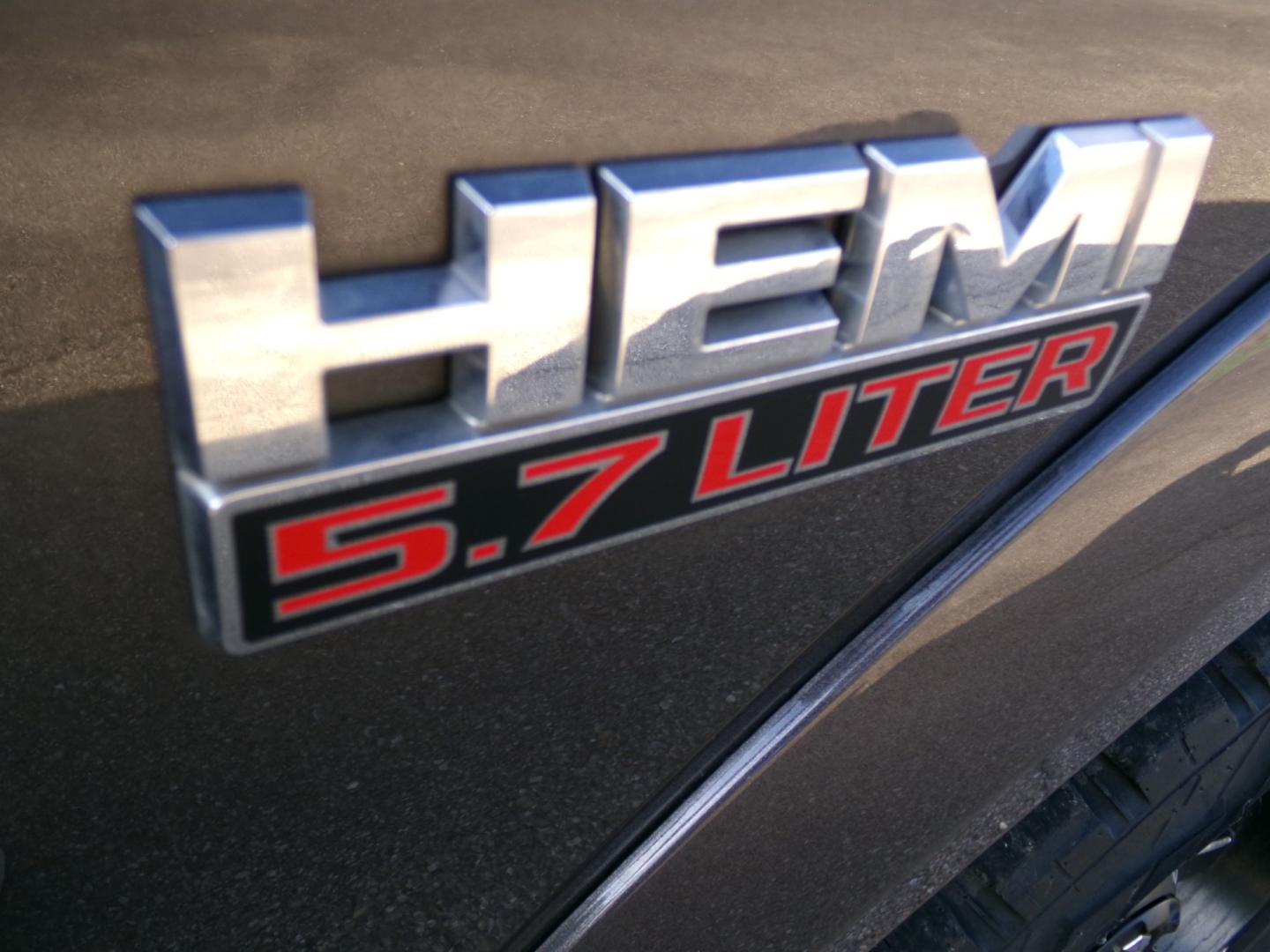 2018 Granite Crystal Metallic /Black RAM 1500 Laramie Quad Cab 2WD (1C6RR6JTXJS) with an 5.7L V8 OHV 16V engine, 8-speed automatic transmission, located at 400 First NW, Bearden, AR, 71720, (870) 687-3414, 0.000000, 0.000000- Photo#7