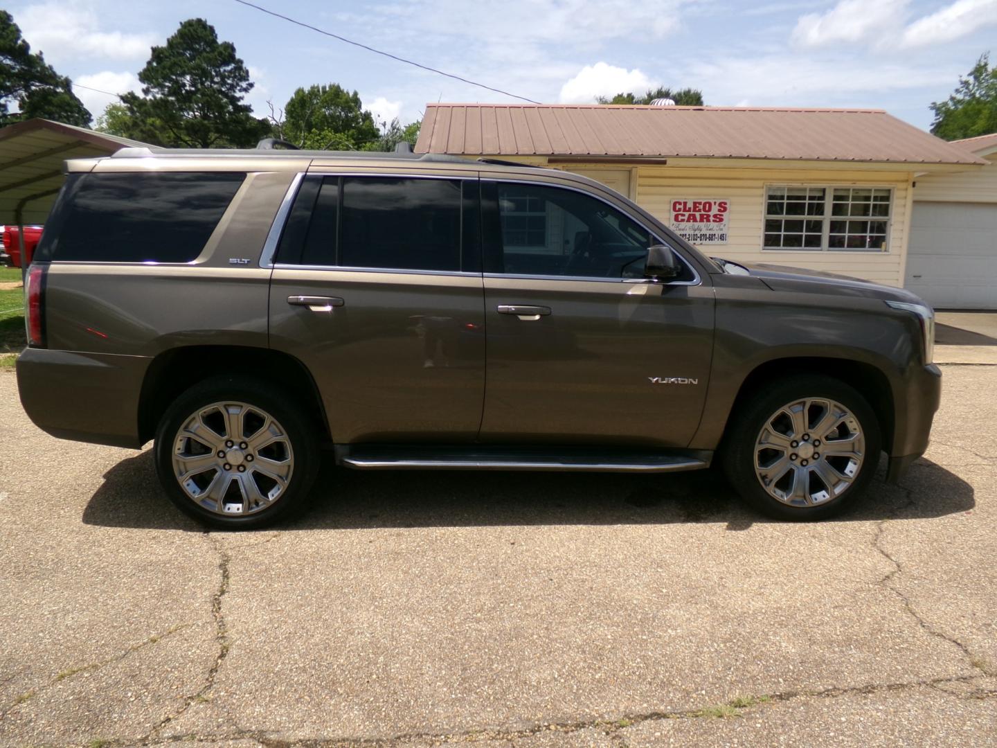 2015 Subterranean Metallic /Brown GMC Yukon SLT 2WD (1GKS1BKC8FR) with an 5.3L V8 OHV 16V engine, 6-Speed Automatic transmission, located at 400 First NW, Bearden, AR, 71720, (870) 687-3414, 0.000000, 0.000000- Photo#1