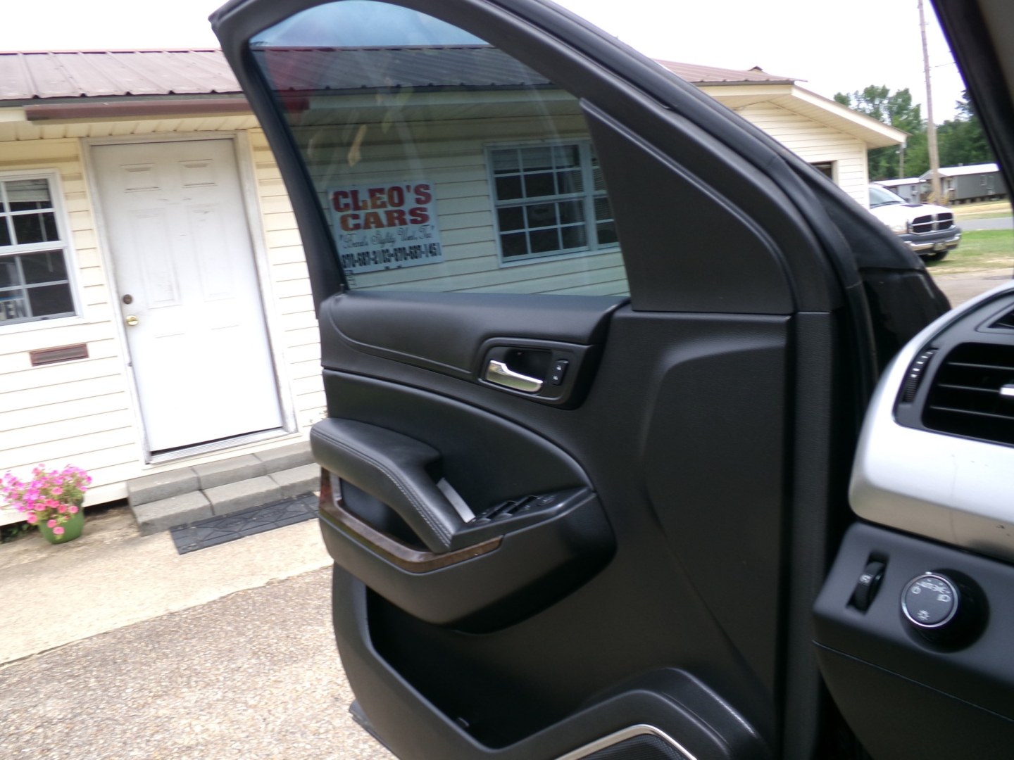 2016 Black /Black Chevrolet Tahoe LS 2WD (1GNSCAKC9GR) with an 5.3L V8 OHV 16V engine, 6-Speed Automatic transmission, located at 400 First NW, Bearden, AR, 71720, (870) 687-3414, 0.000000, 0.000000- Photo#7