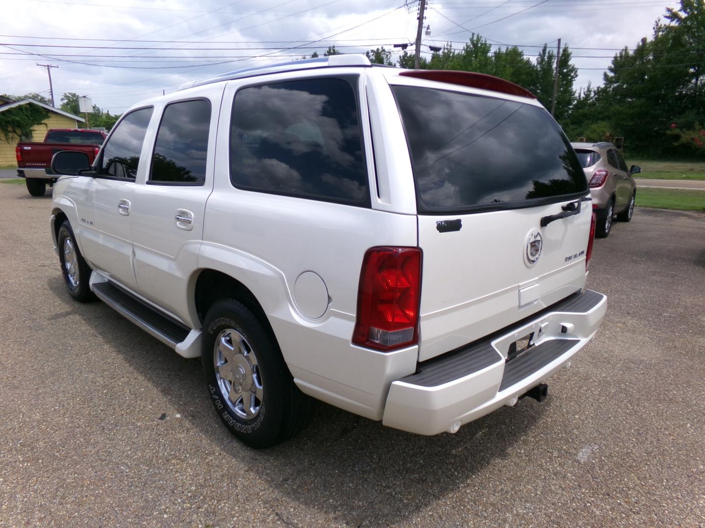 2003 White Diamond Pearl /Cream Cadillac Escalade AWD (1GYEK63NX3R) with an 6.0L V8 OHV 16V engine, 4-Speed Automatic Overdrive transmission, located at 400 First NW, Bearden, AR, 71720, (870) 687-3414, 0.000000, 0.000000- Photo#2