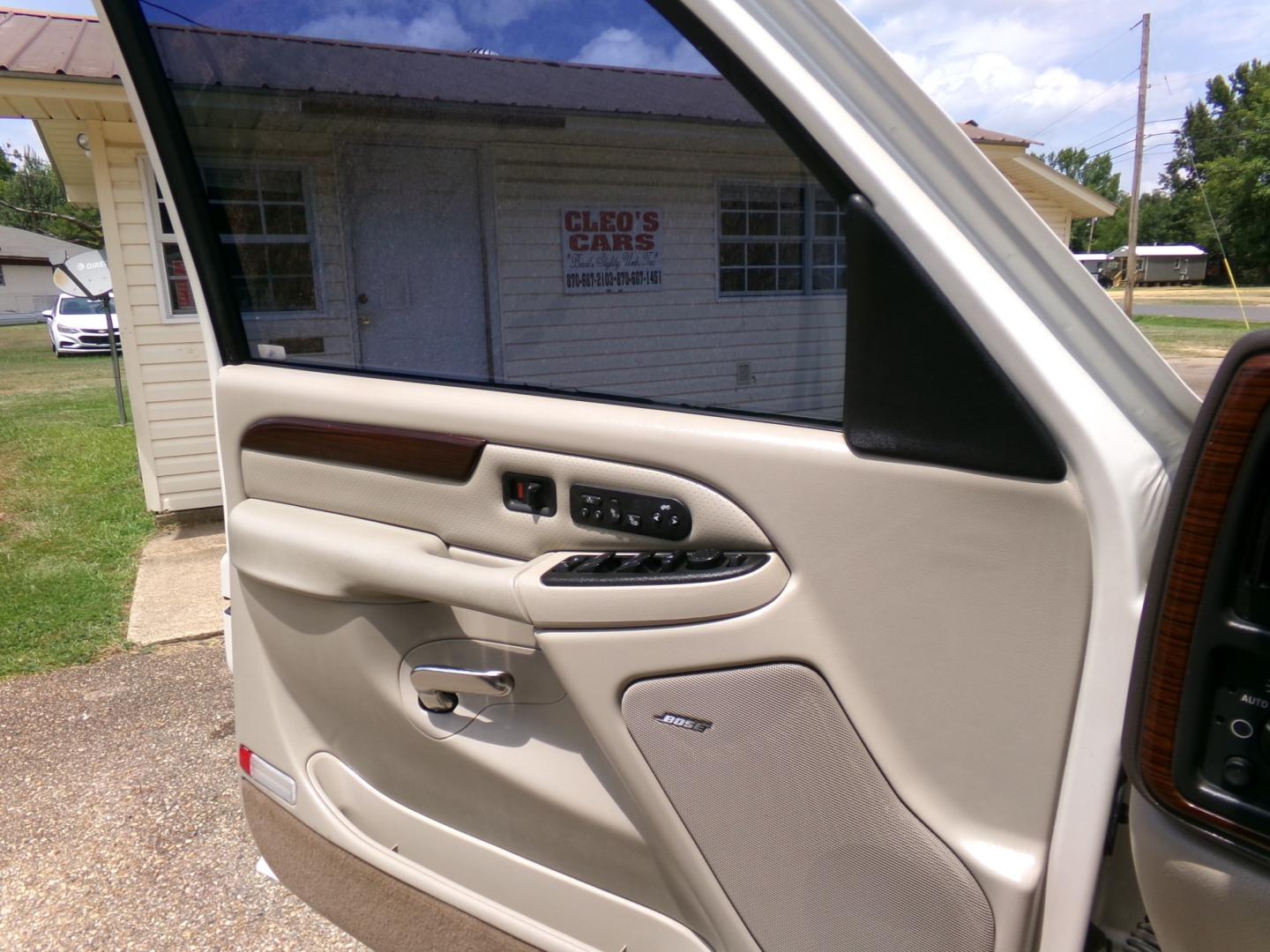 2003 White Diamond Pearl /Cream Cadillac Escalade AWD (1GYEK63NX3R) with an 6.0L V8 OHV 16V engine, 4-Speed Automatic Overdrive transmission, located at 400 First NW, Bearden, AR, 71720, (870) 687-3414, 0.000000, 0.000000- Photo#7