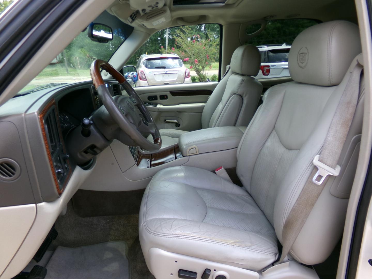 2003 White Diamond Pearl /Cream Cadillac Escalade AWD (1GYEK63NX3R) with an 6.0L V8 OHV 16V engine, 4-Speed Automatic Overdrive transmission, located at 400 First NW, Bearden, AR, 71720, (870) 687-3414, 0.000000, 0.000000- Photo#8