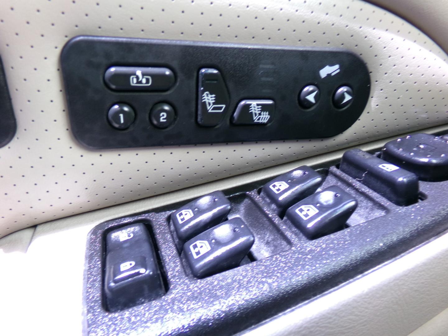 2003 White Diamond Pearl /Cream Cadillac Escalade AWD (1GYEK63NX3R) with an 6.0L V8 OHV 16V engine, 4-Speed Automatic Overdrive transmission, located at 400 First NW, Bearden, AR, 71720, (870) 687-3414, 0.000000, 0.000000- Photo#15