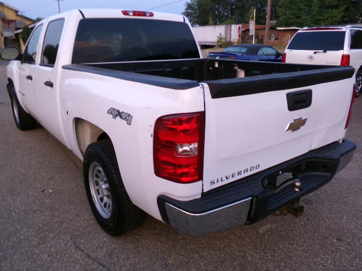 2009 White /Gray Chevrolet Silverado 1500 LS Crew Cab 4WD (3GCEK13C69G) with an 4.8L V8 OHV 16V engine, 4A transmission, located at 400 First NW, Bearden, AR, 71720, (870) 687-3414, 0.000000, 0.000000- Photo#2