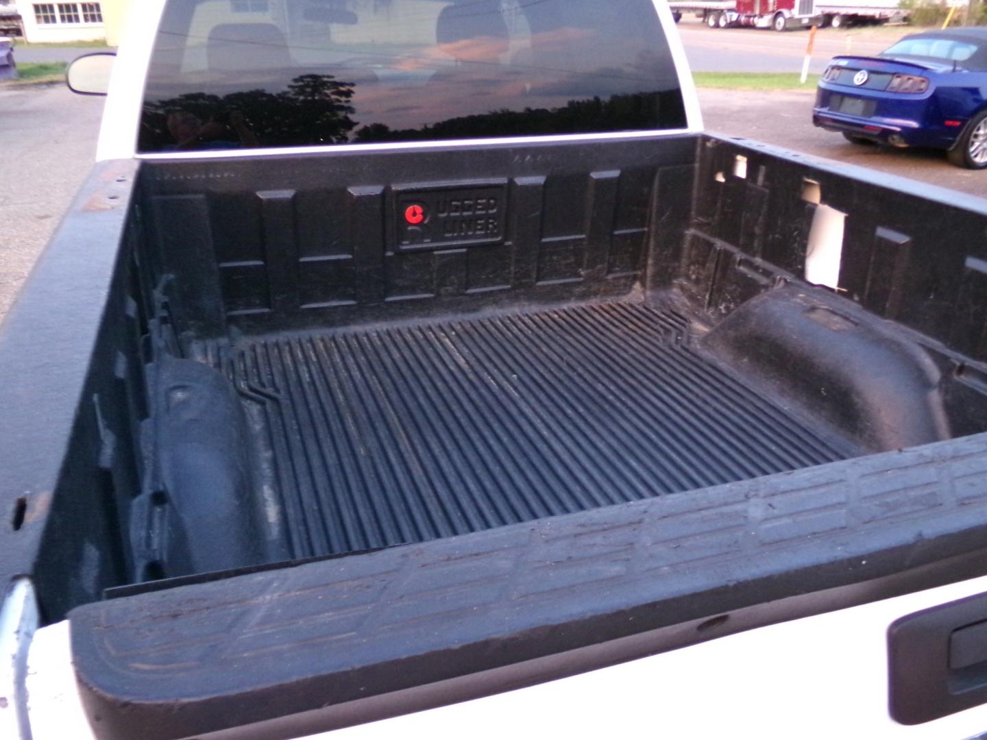 2009 White /Gray Chevrolet Silverado 1500 LS Crew Cab 4WD (3GCEK13C69G) with an 4.8L V8 OHV 16V engine, 4A transmission, located at 400 First NW, Bearden, AR, 71720, (870) 687-3414, 0.000000, 0.000000- Photo#3