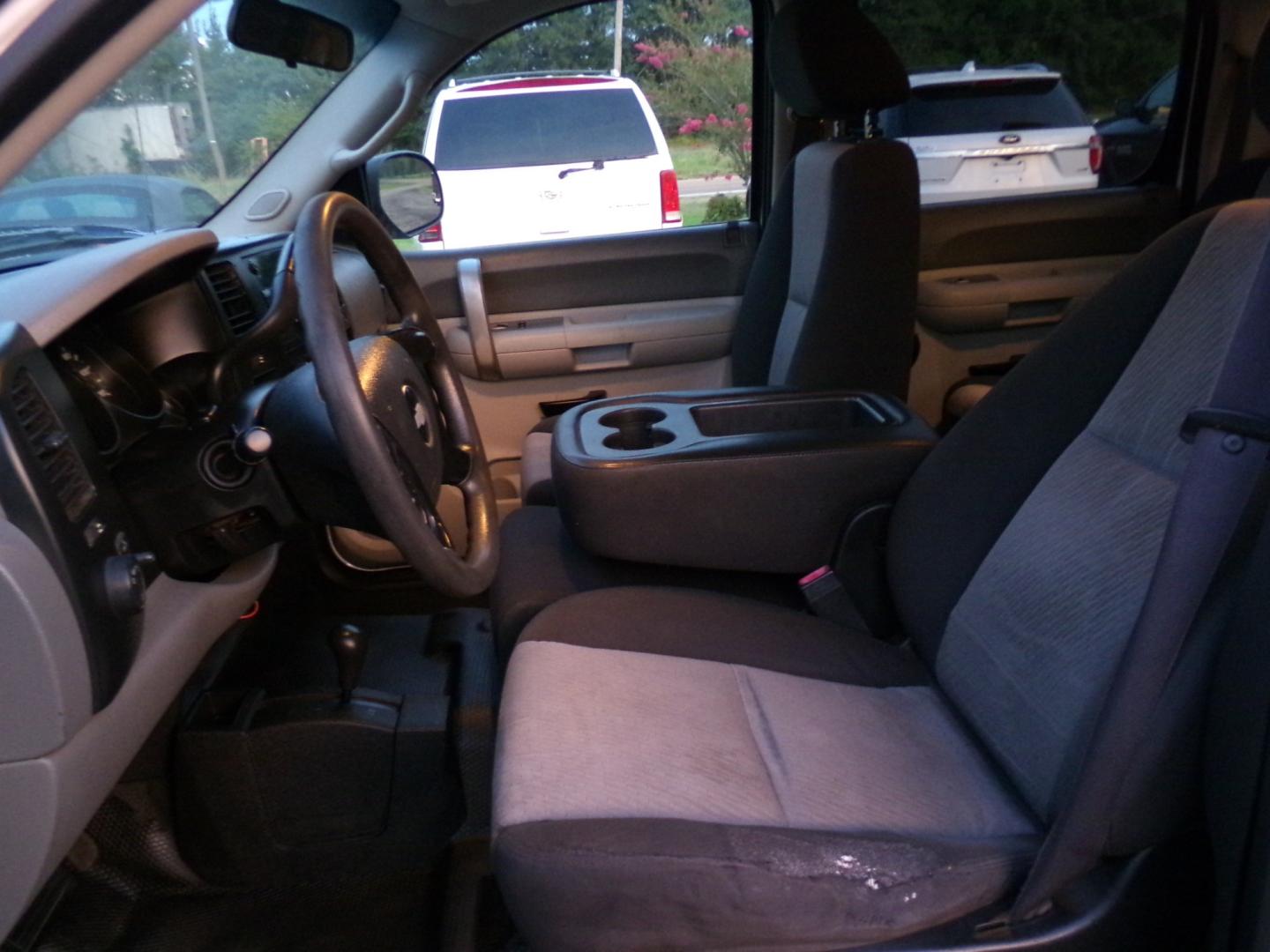 2009 White /Gray Chevrolet Silverado 1500 LS Crew Cab 4WD (3GCEK13C69G) with an 4.8L V8 OHV 16V engine, 4A transmission, located at 400 First NW, Bearden, AR, 71720, (870) 687-3414, 0.000000, 0.000000- Photo#7