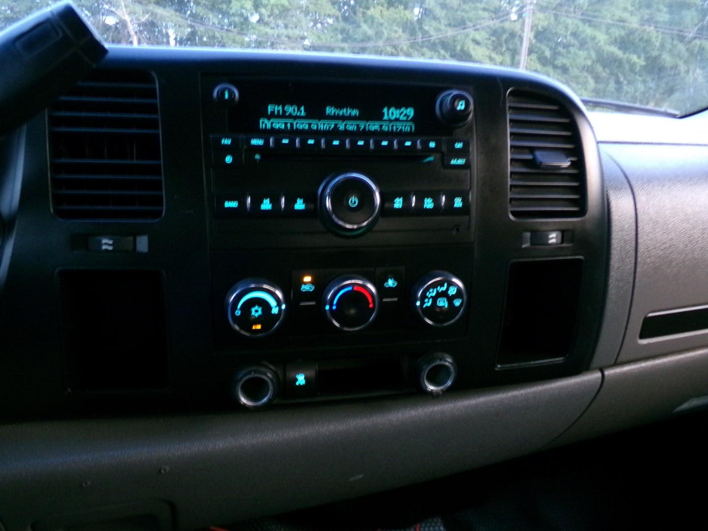 2009 White /Gray Chevrolet Silverado 1500 LS Crew Cab 4WD (3GCEK13C69G) with an 4.8L V8 OHV 16V engine, 4A transmission, located at 400 First NW, Bearden, AR, 71720, (870) 687-3414, 0.000000, 0.000000- Photo#9