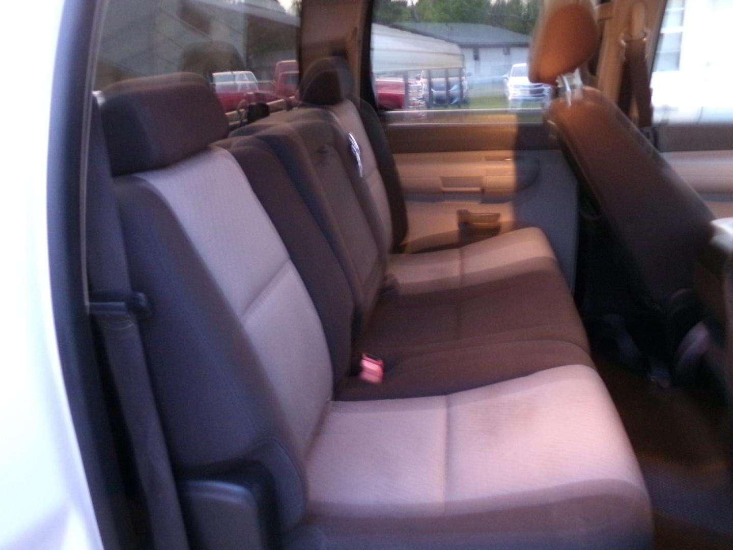2009 White /Gray Chevrolet Silverado 1500 LS Crew Cab 4WD (3GCEK13C69G) with an 4.8L V8 OHV 16V engine, 4A transmission, located at 400 First NW, Bearden, AR, 71720, (870) 687-3414, 0.000000, 0.000000- Photo#11