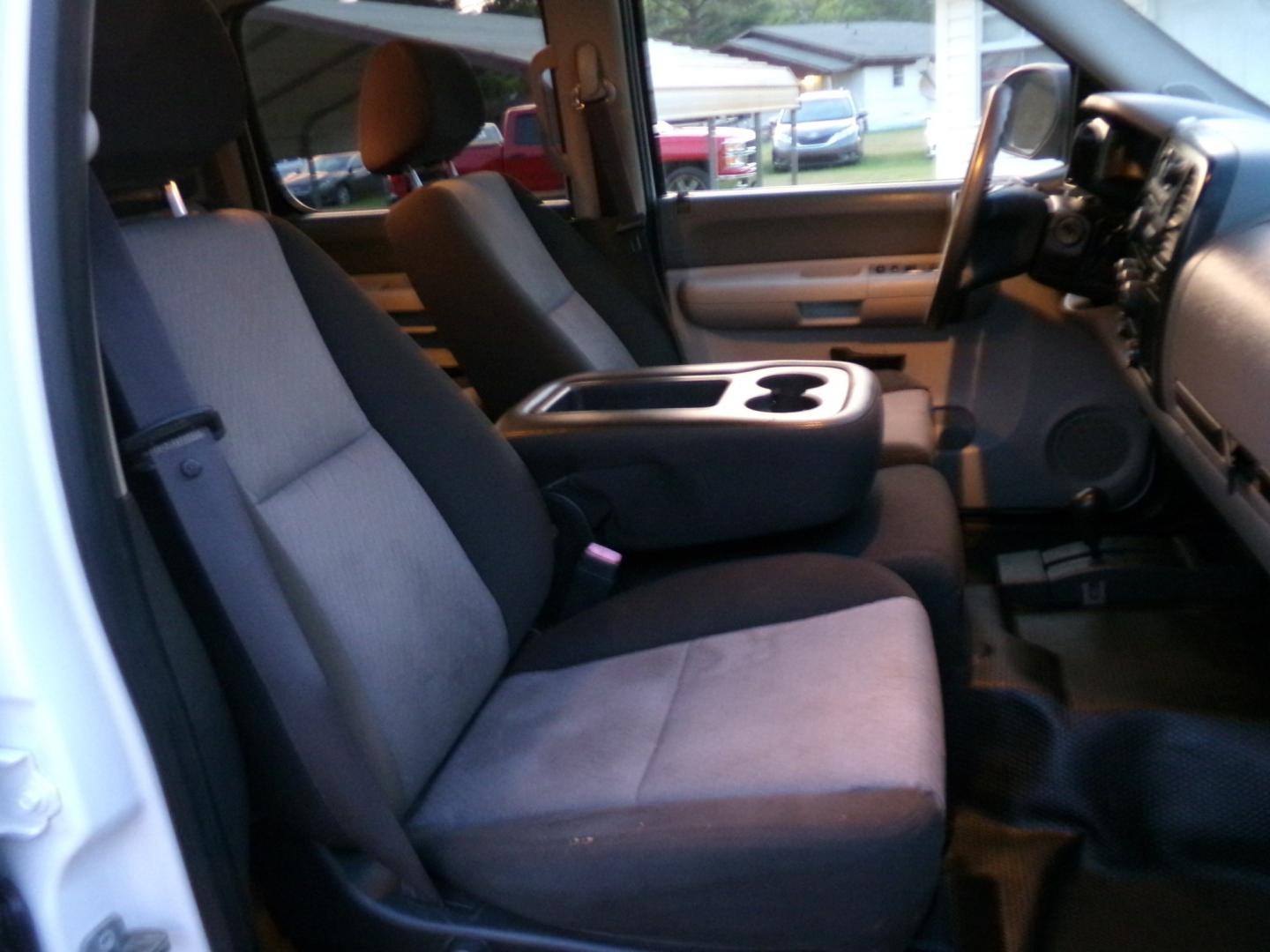 2009 White /Gray Chevrolet Silverado 1500 LS Crew Cab 4WD (3GCEK13C69G) with an 4.8L V8 OHV 16V engine, 4A transmission, located at 400 First NW, Bearden, AR, 71720, (870) 687-3414, 0.000000, 0.000000- Photo#12