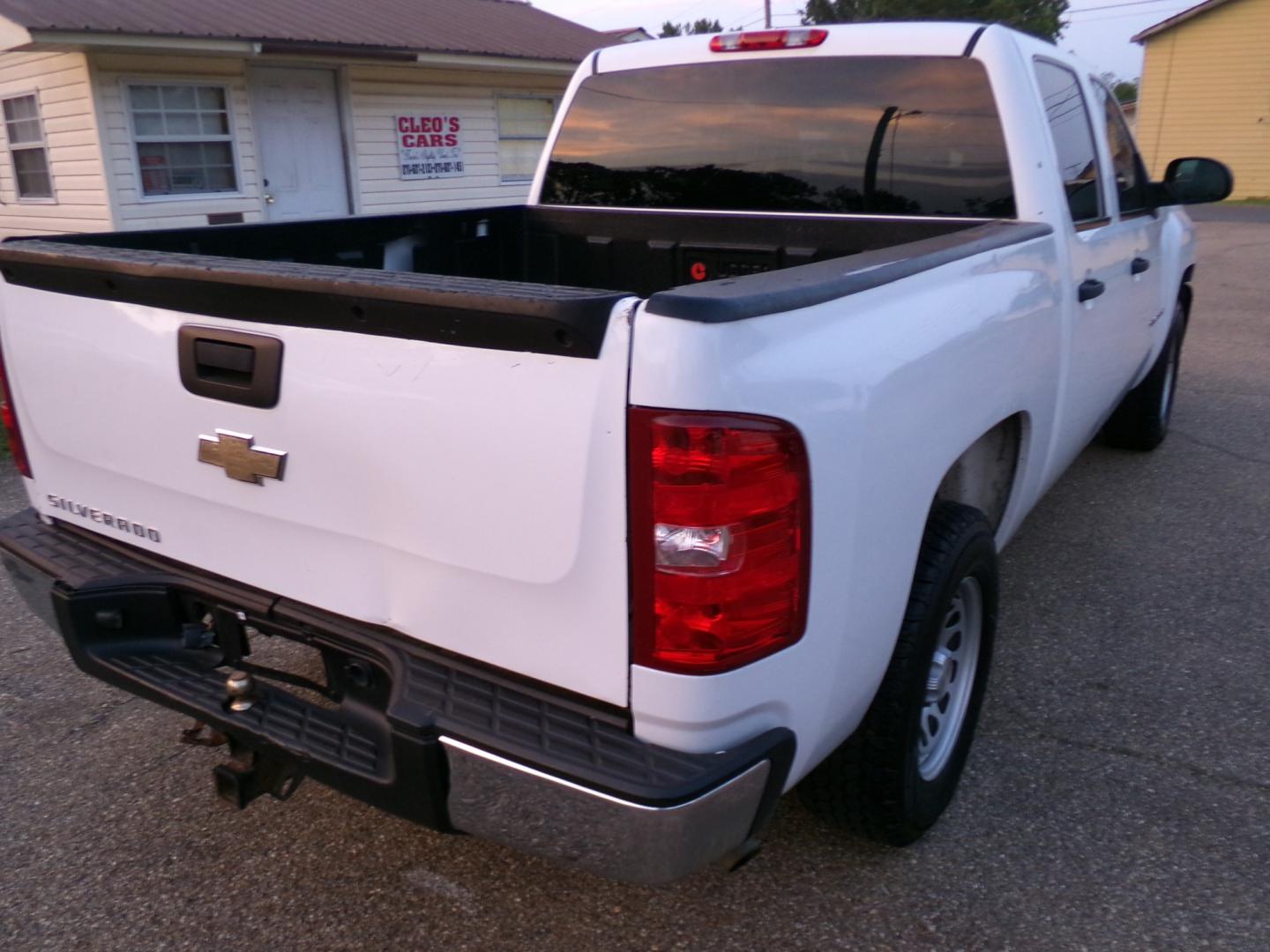 2009 White /Gray Chevrolet Silverado 1500 LS Crew Cab 4WD (3GCEK13C69G) with an 4.8L V8 OHV 16V engine, 4A transmission, located at 400 First NW, Bearden, AR, 71720, (870) 687-3414, 0.000000, 0.000000- Photo#14