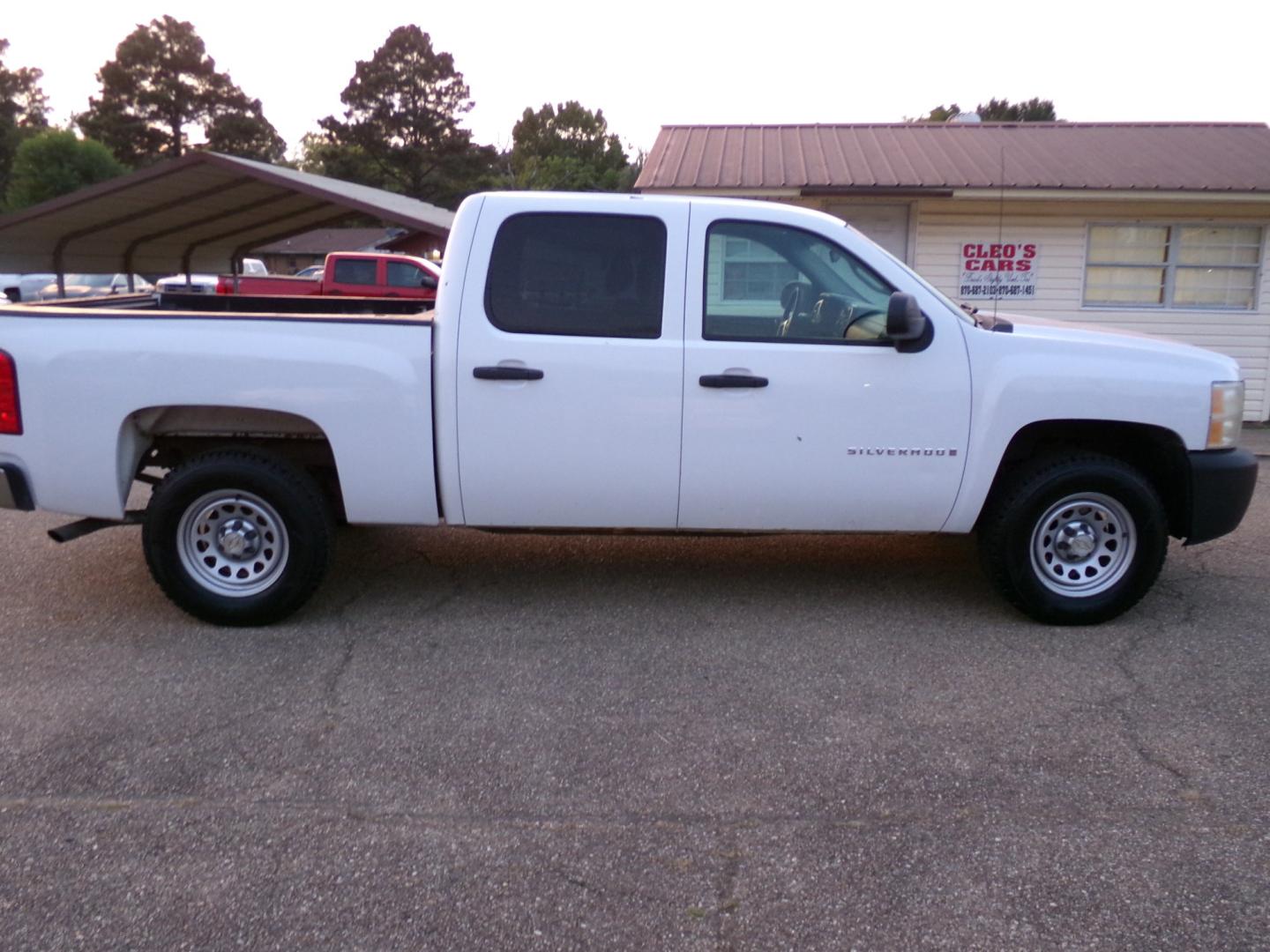 2009 White /Gray Chevrolet Silverado 1500 LS Crew Cab 4WD (3GCEK13C69G) with an 4.8L V8 OHV 16V engine, 4A transmission, located at 400 First NW, Bearden, AR, 71720, (870) 687-3414, 0.000000, 0.000000- Photo#15