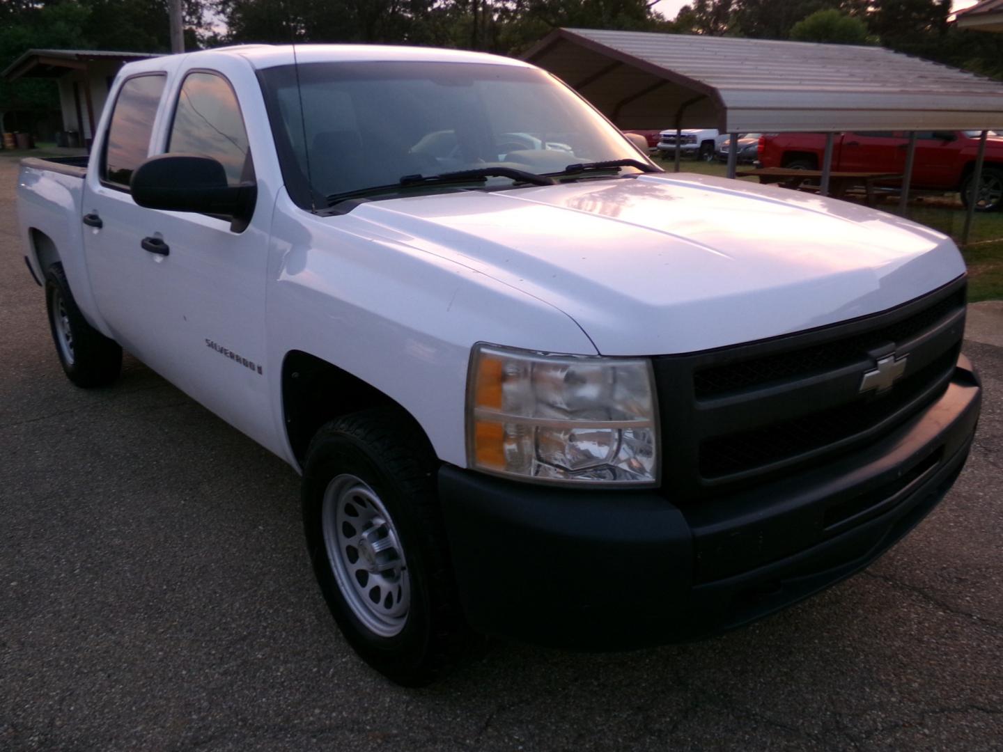 2009 White /Gray Chevrolet Silverado 1500 LS Crew Cab 4WD (3GCEK13C69G) with an 4.8L V8 OHV 16V engine, 4A transmission, located at 400 First NW, Bearden, AR, 71720, (870) 687-3414, 0.000000, 0.000000- Photo#17