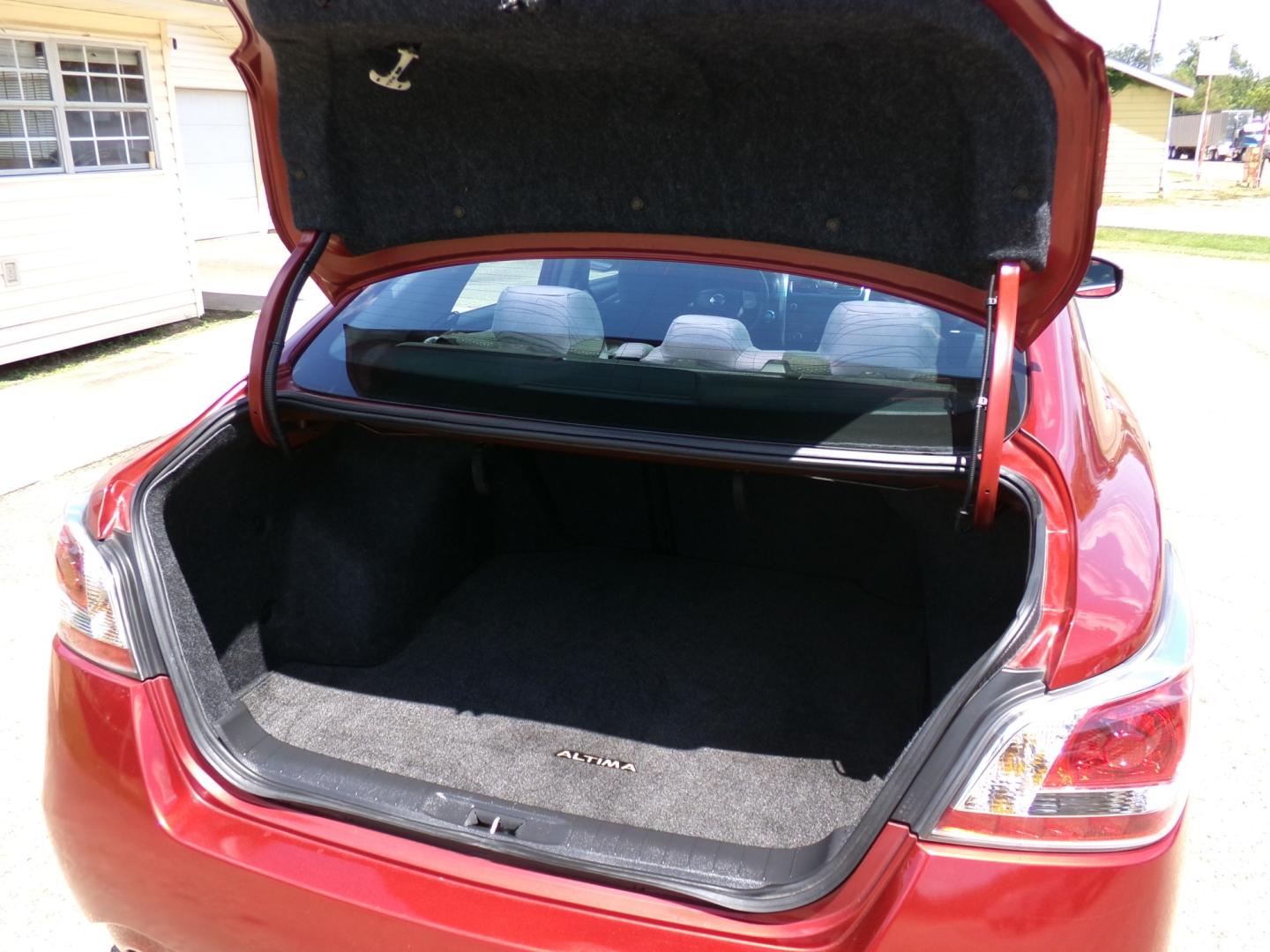 2015 Red Pearl /Black Nissan Altima 2.5 S (1N4AL3AP7FC) with an 2.5L L4 DOHC 16V engine, CVT transmission, located at 400 First NW, Bearden, AR, 71720, (870) 687-3414, 0.000000, 0.000000- Photo#3