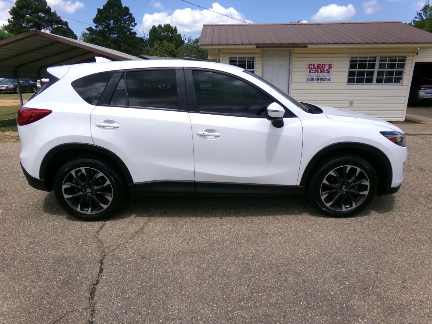 2016 White /Black and white Mazda CX-5 Grand Touring AWD (JM3KE4DY0G0) with an 2.5L L4 DOHC 16V engine, 6-speed automatic transmission, located at 400 First NW, Bearden, AR, 71720, (870) 687-3414, 0.000000, 0.000000- Photo#1