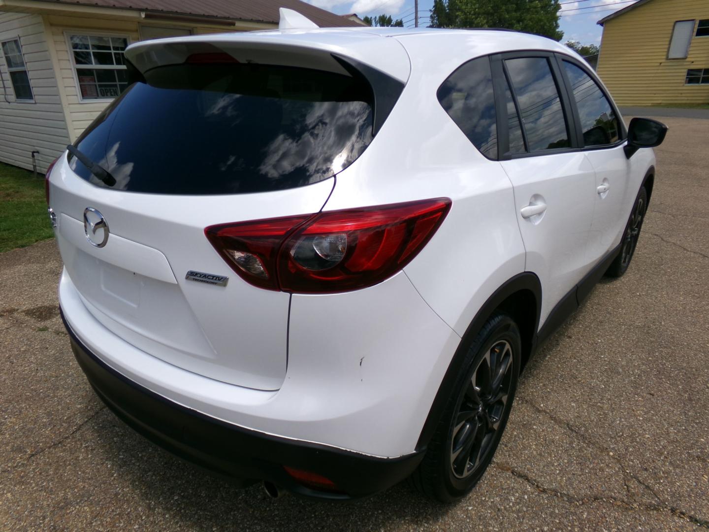 2016 White /Black and white Mazda CX-5 Grand Touring AWD (JM3KE4DY0G0) with an 2.5L L4 DOHC 16V engine, 6-speed automatic transmission, located at 400 First NW, Bearden, AR, 71720, (870) 687-3414, 0.000000, 0.000000- Photo#2