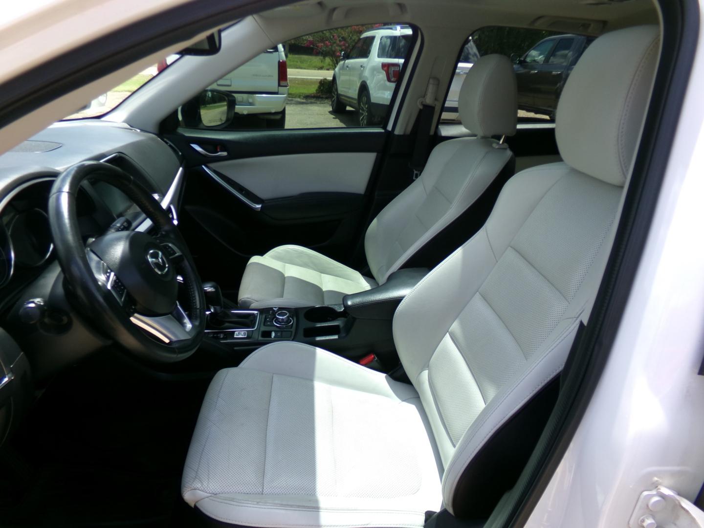 2016 White /Black and white Mazda CX-5 Grand Touring AWD (JM3KE4DY0G0) with an 2.5L L4 DOHC 16V engine, 6-speed automatic transmission, located at 400 First NW, Bearden, AR, 71720, (870) 687-3414, 0.000000, 0.000000- Photo#8