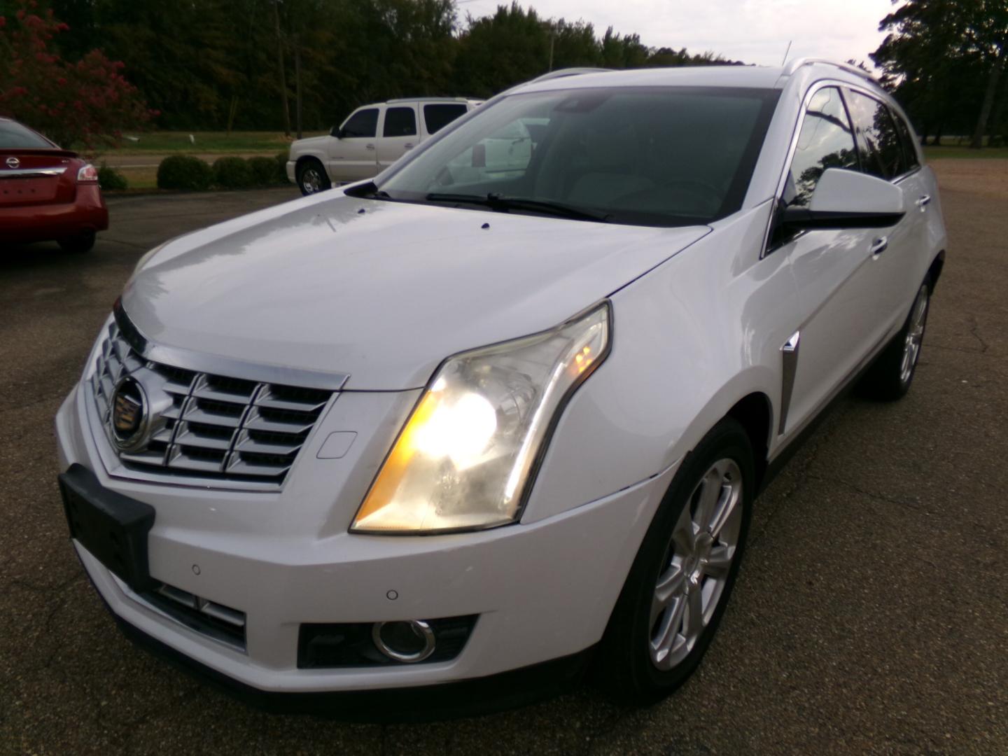 2013 White Diamond Pearl /White Cadillac SRX Luxury AWD (3GYFNDE35DS) with an 3.6L V6 DOHC 24V FFV engine, 6A transmission, located at 400 First NW, Bearden, AR, 71720, (870) 687-3414, 0.000000, 0.000000- Photo#0