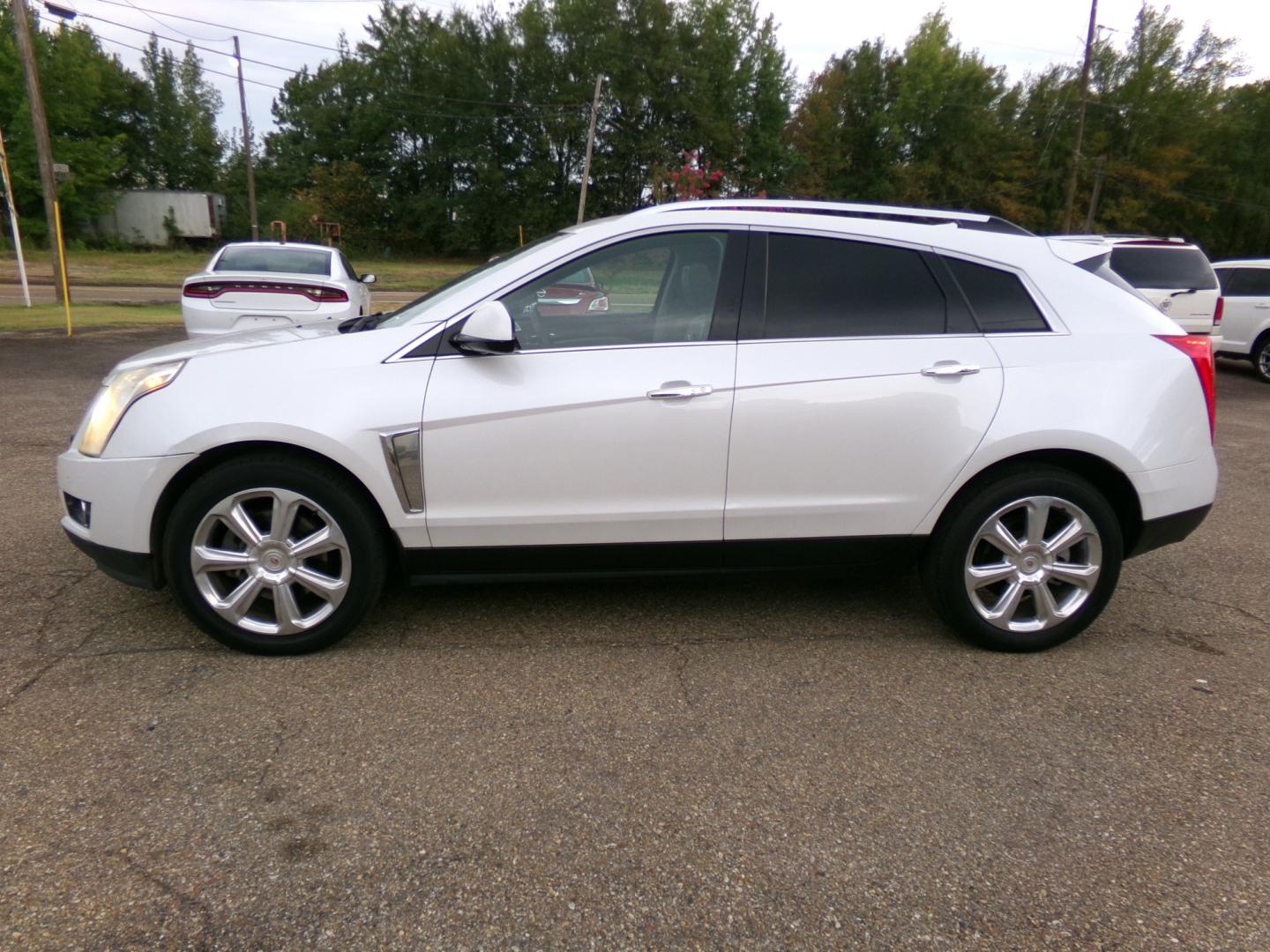 2013 White Diamond Pearl /White Cadillac SRX Luxury AWD (3GYFNDE35DS) with an 3.6L V6 DOHC 24V FFV engine, 6A transmission, located at 400 First NW, Bearden, AR, 71720, (870) 687-3414, 0.000000, 0.000000- Photo#1