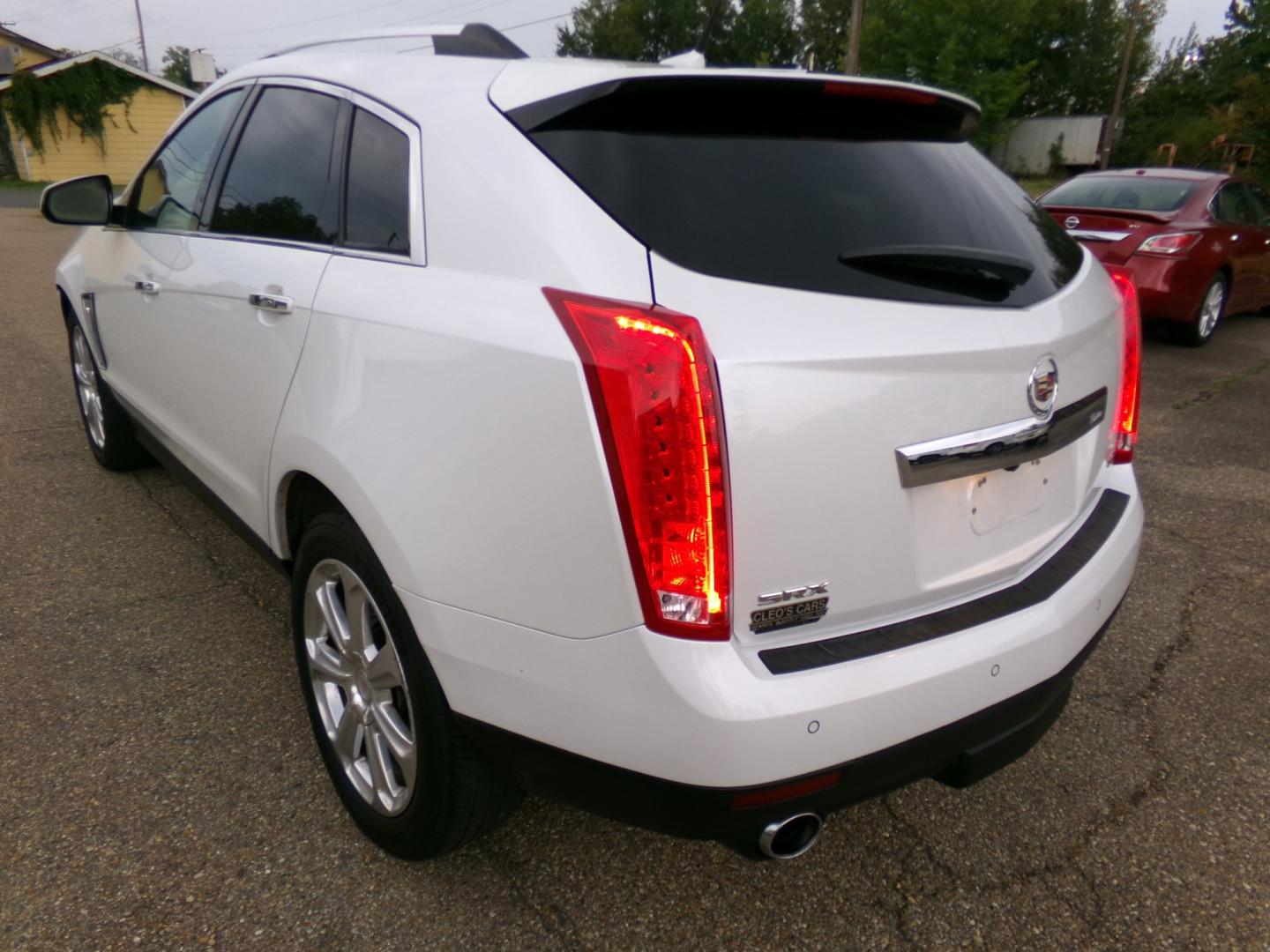 2013 White Diamond Pearl /White Cadillac SRX Luxury AWD (3GYFNDE35DS) with an 3.6L V6 DOHC 24V FFV engine, 6A transmission, located at 400 First NW, Bearden, AR, 71720, (870) 687-3414, 0.000000, 0.000000- Photo#2
